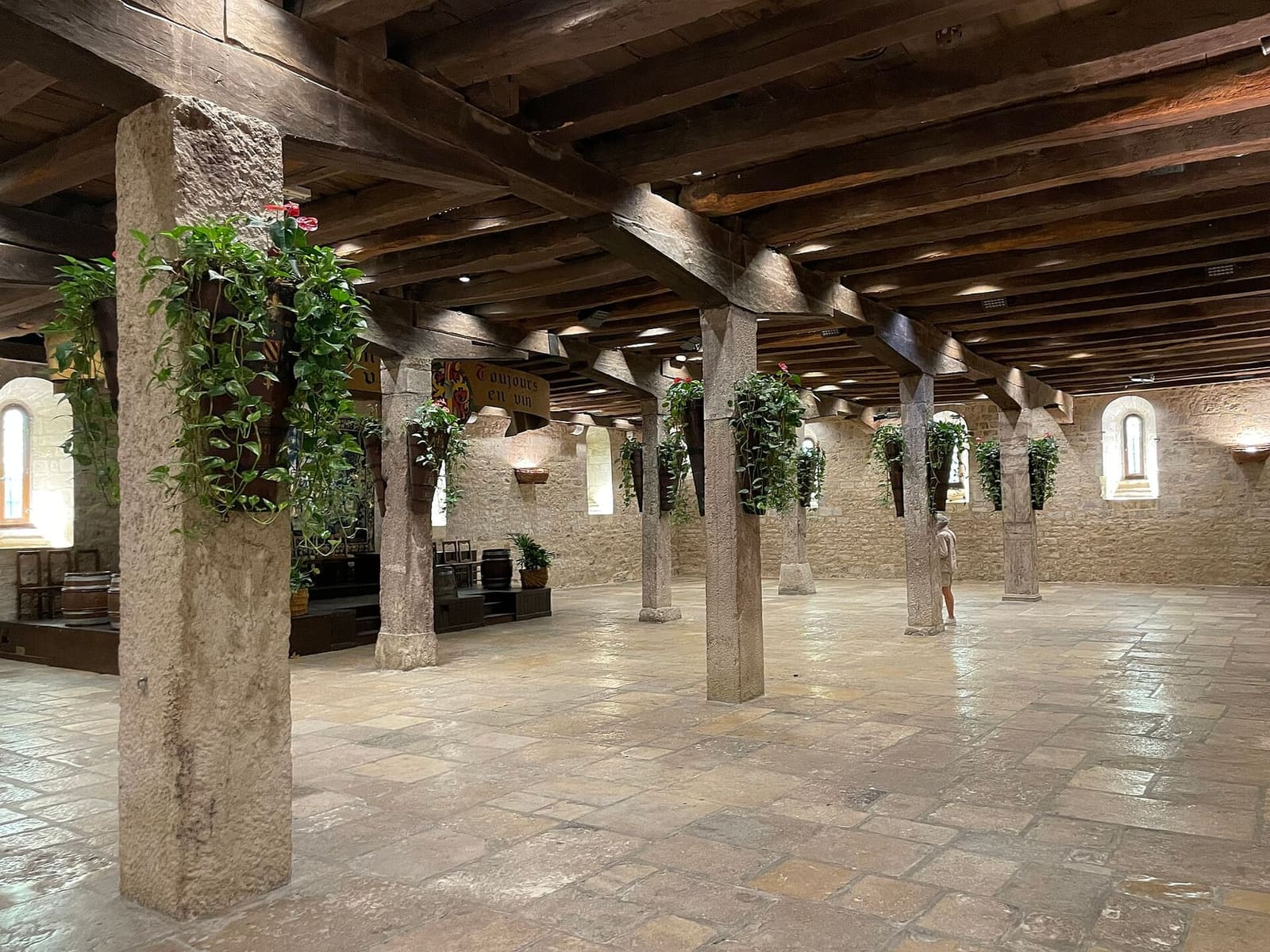 il grande cellier dei monaci, con i pilastri di pietra e le travi