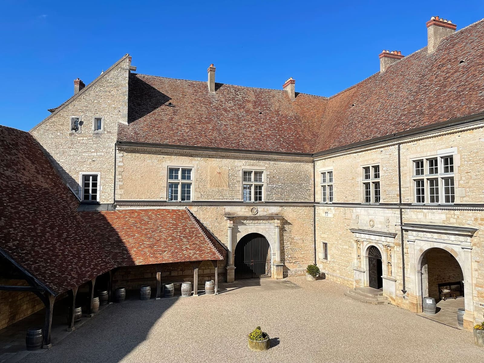 il cortile e l'ala rinascimentale del 1551, con le finestre a croce