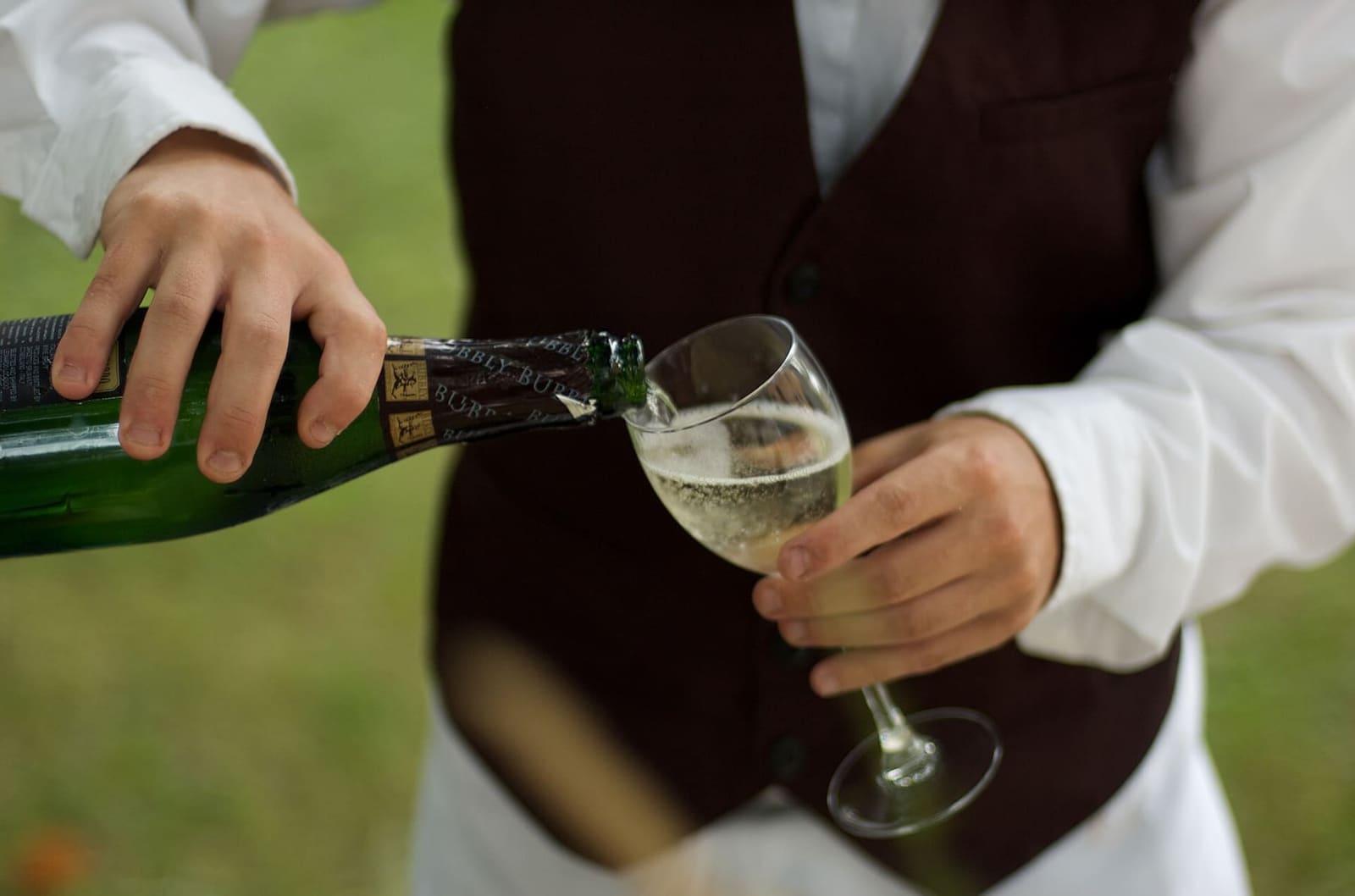 il Prosecco versato nel bicchiere, all'aperto in una sera d'estate