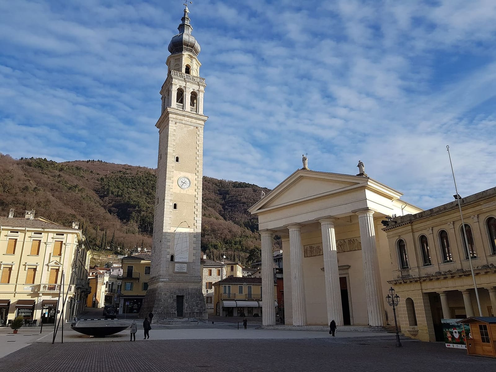 piazza Marconi a Valdobbiadene, con il Duomo e il campanile, in una giornata di gennaio