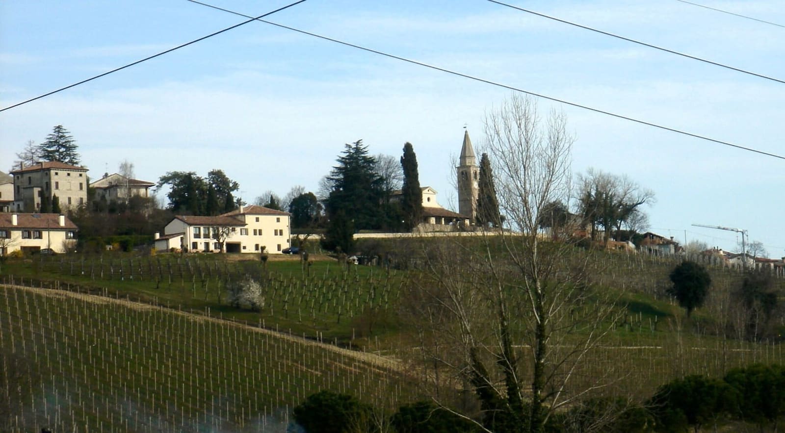 la pieve di San Pietro di Feletto sul colle, sopra le vigne ancora spoglie