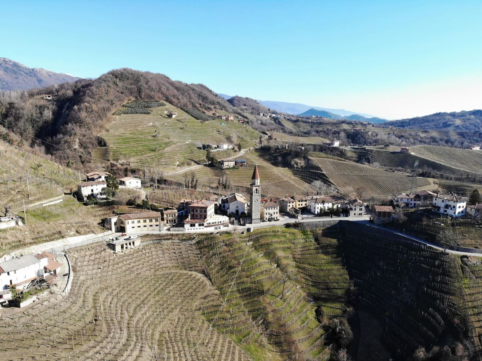 il borgo di Rolle, a Cison di Valmarino, con le vigne a ciglioni in febbraio