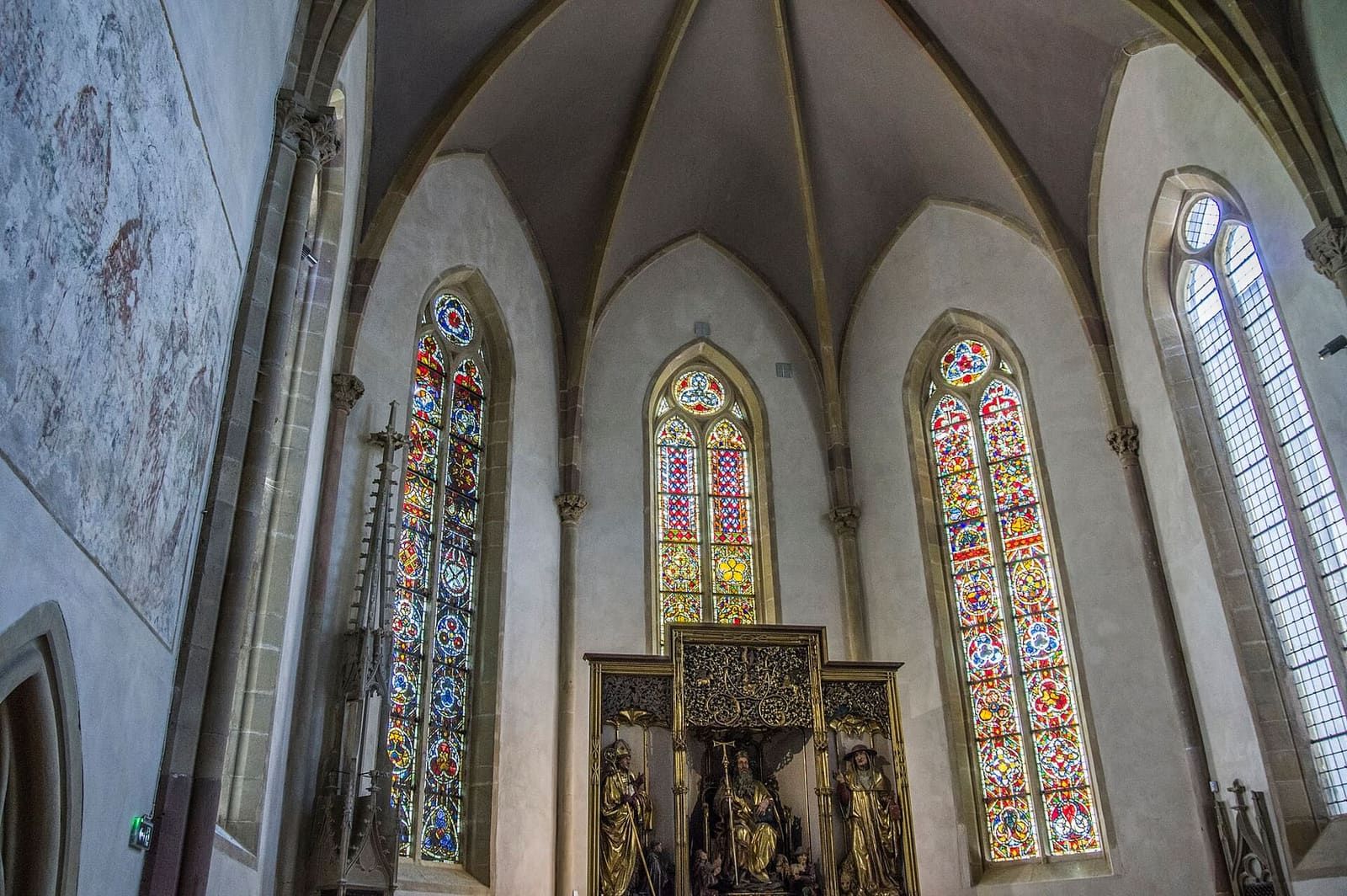 il coro della chiesa del convento di Unterlinden, con le vetrate e un altare scolpito