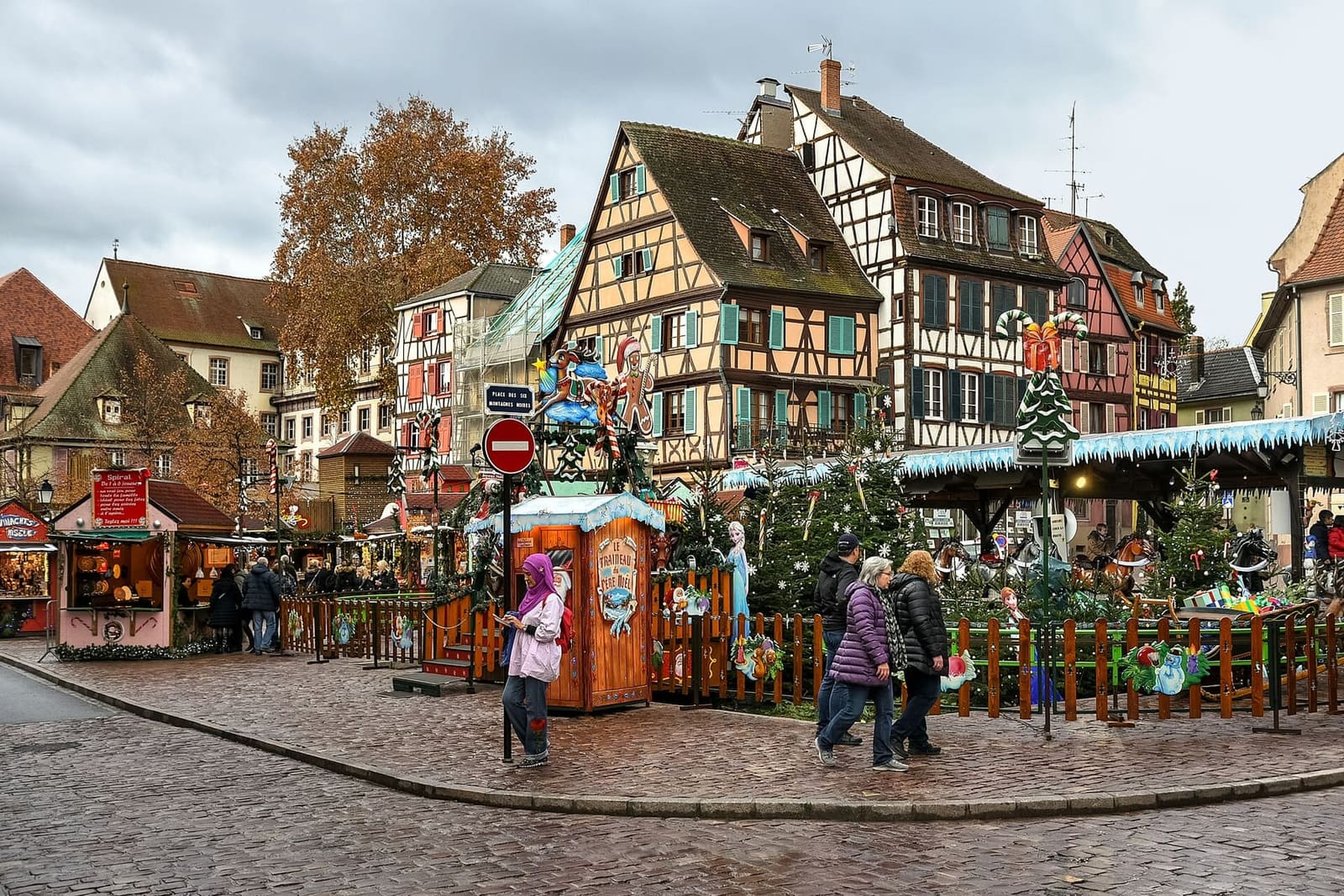 il mercatino dei bambini sulla place des Six Montagnes Noires, nella Petite Venise