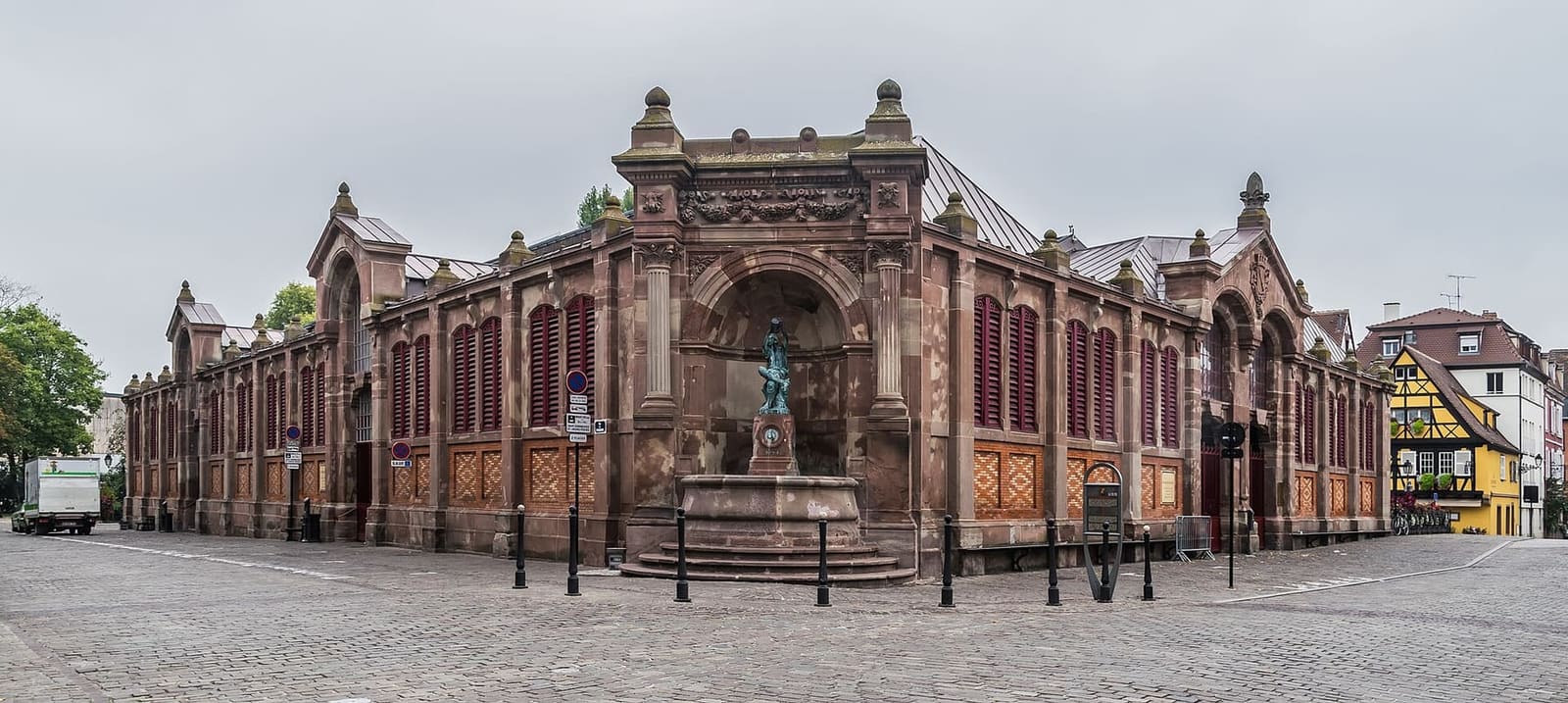 il mercato coperto, con il piccolo vignaiolo di Bartholdi nella nicchia d'angolo