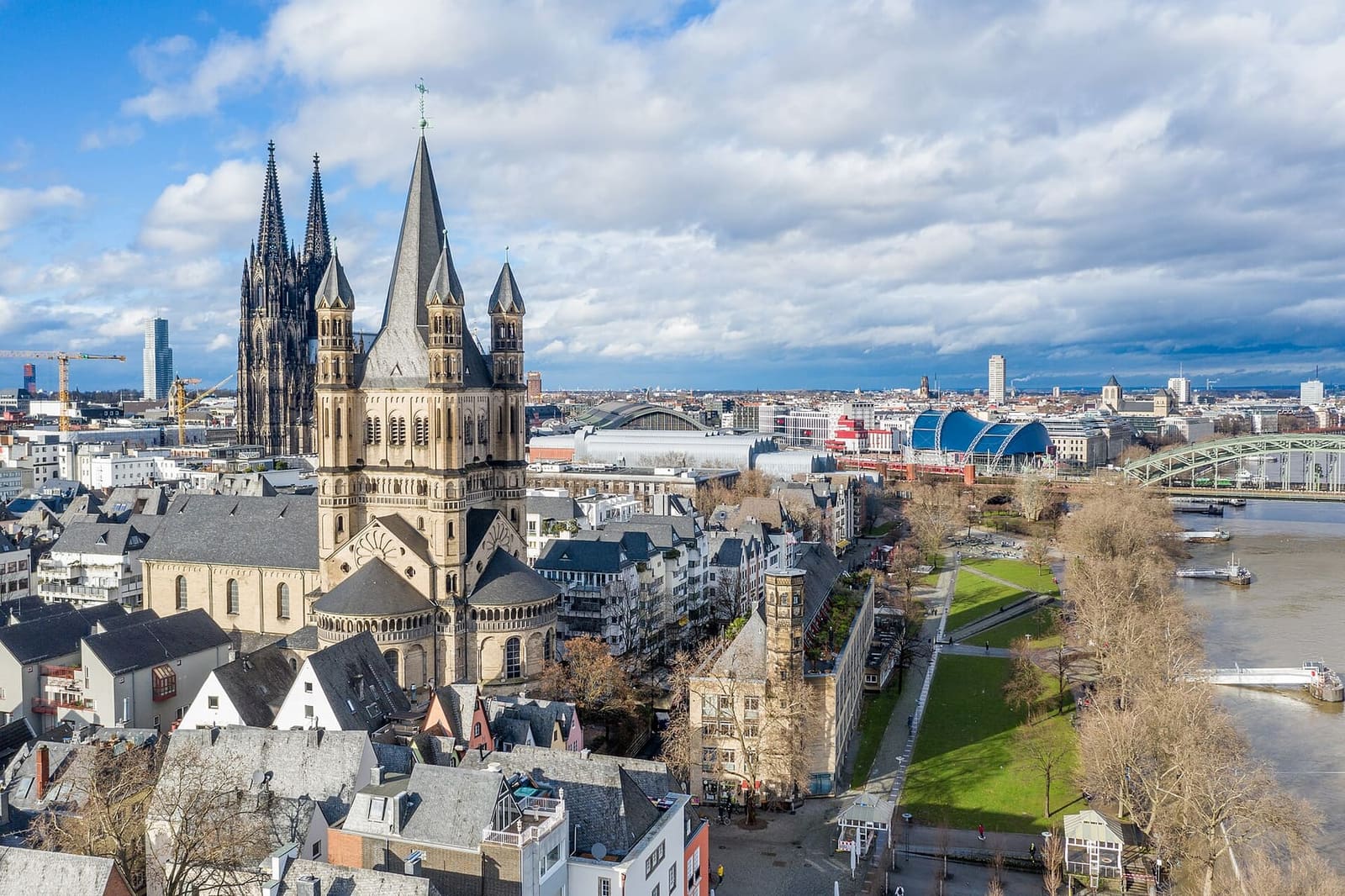 la chiesa di Groß St. Martin e le case del centro storico dall'alto, con il Duomo dietro e il Reno