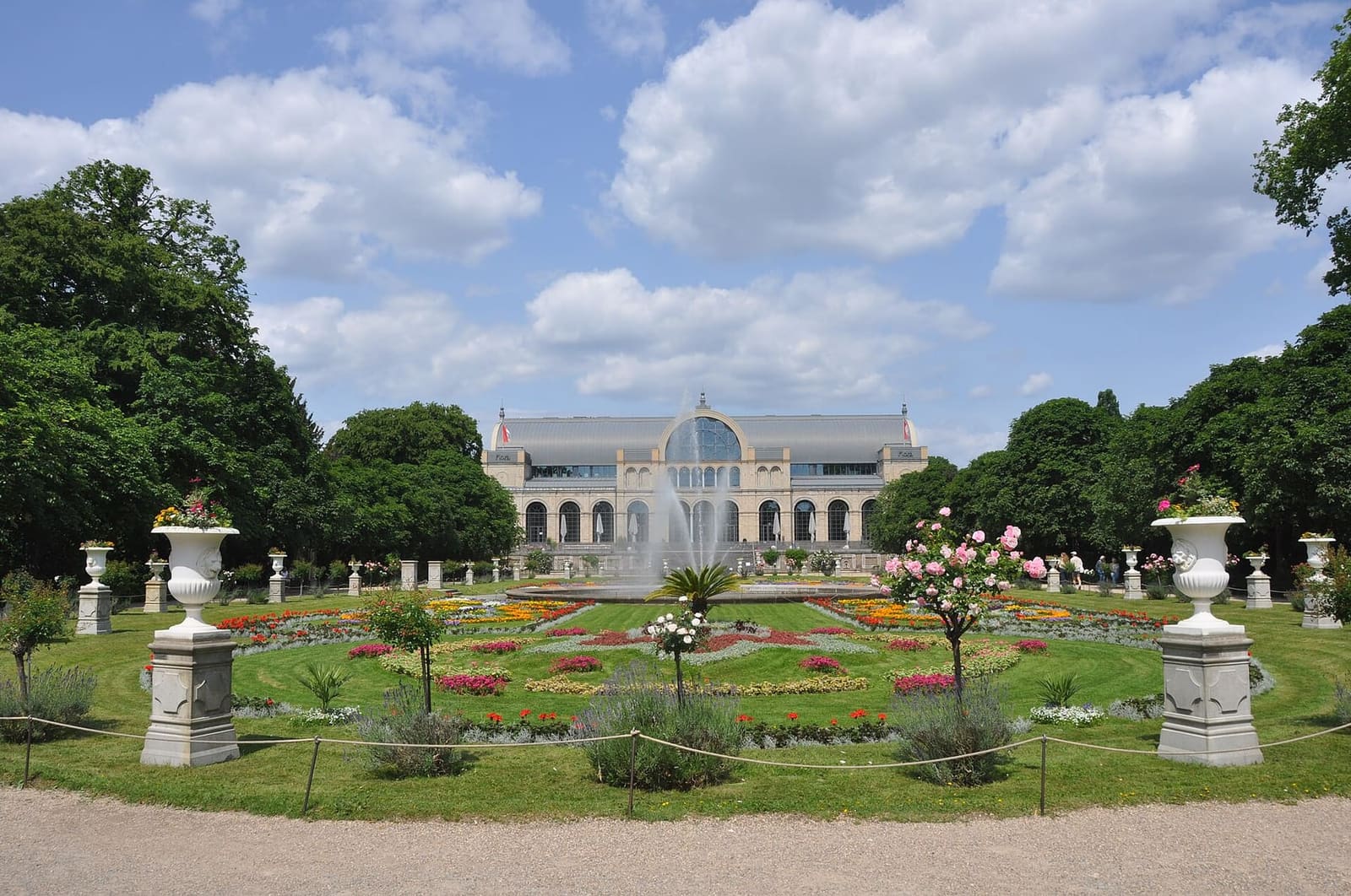 le aiuole fiorite e il Festhaus della Flora, il giardino botanico accanto allo zoo