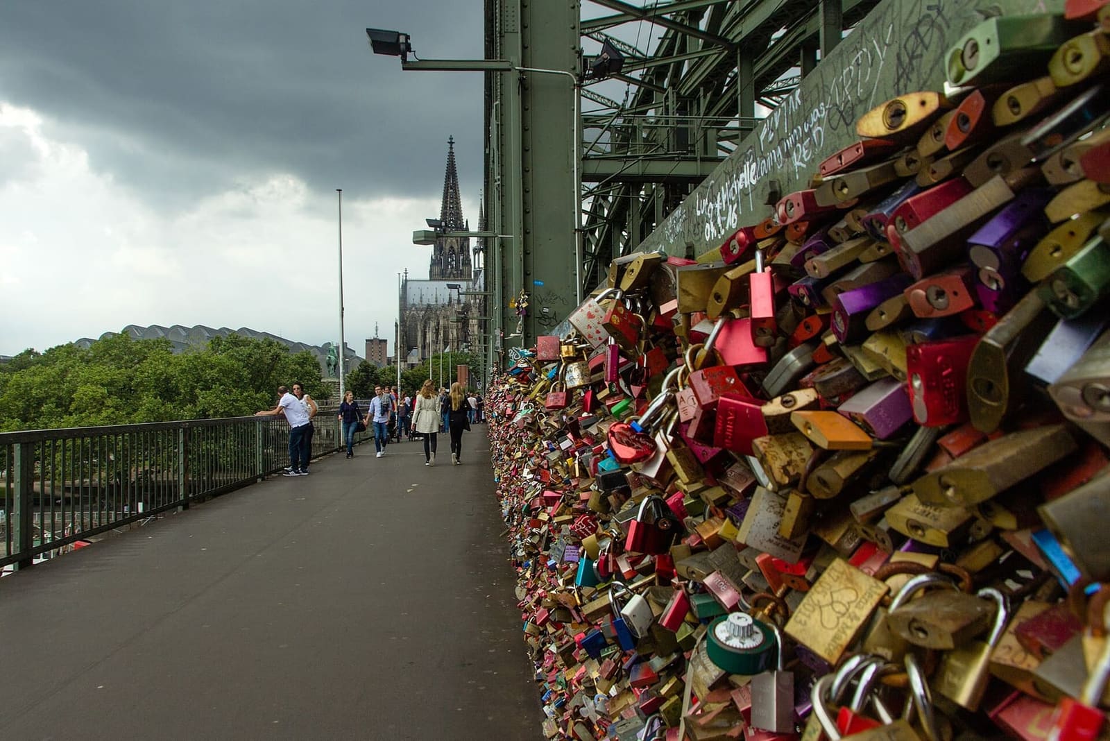 i lucchetti degli innamorati sulla ringhiera del ponte Hohenzollern, con il Duomo in fondo
