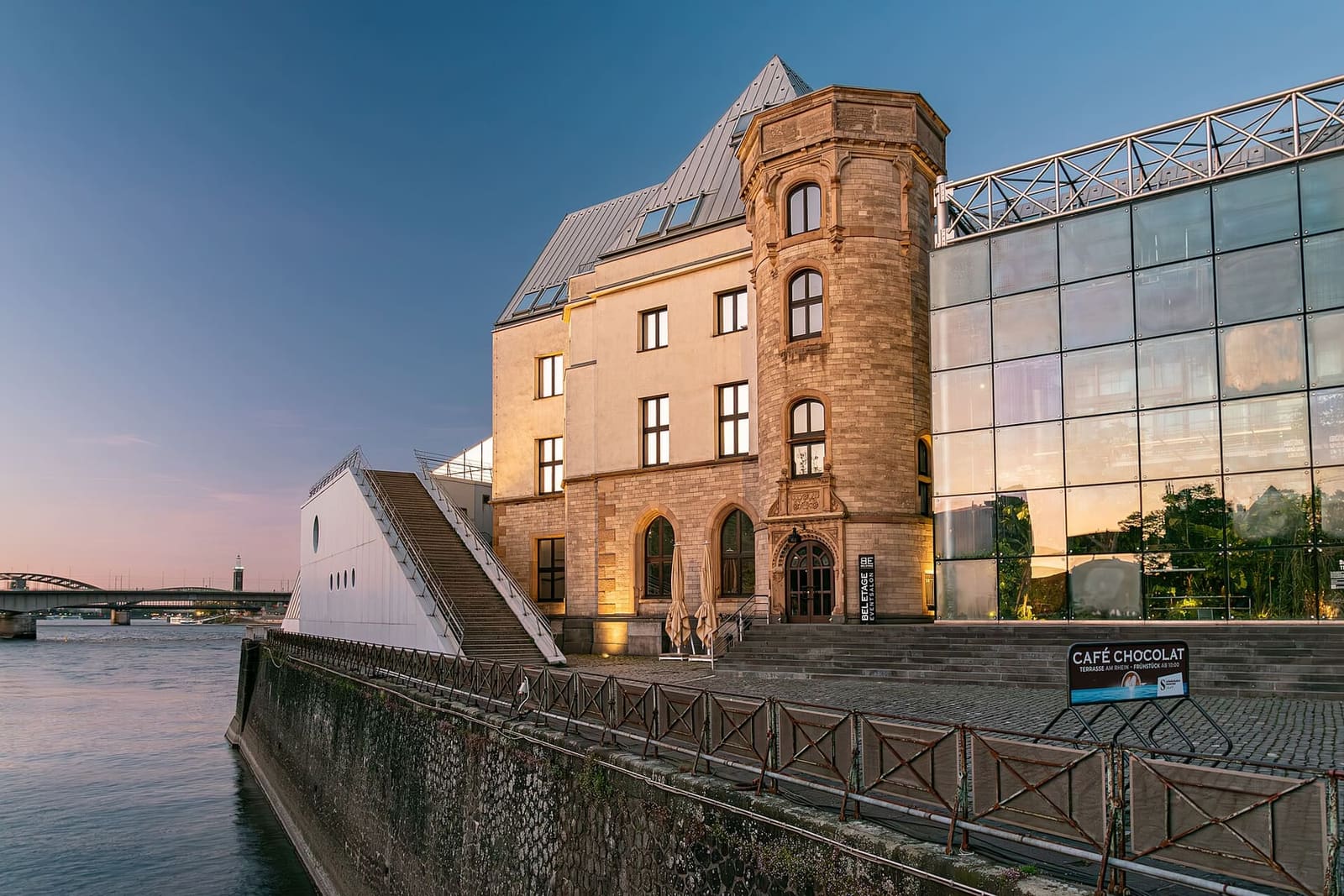 il Museo del cioccolato sulla punta del porto, affacciato sul Reno, la sera