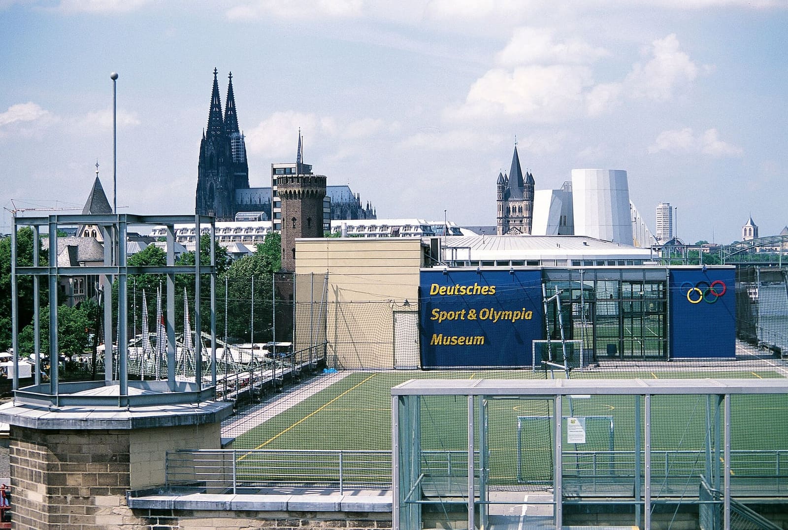 il Museo tedesco dello sport e delle Olimpiadi con il campo sul tetto, e il Duomo dietro