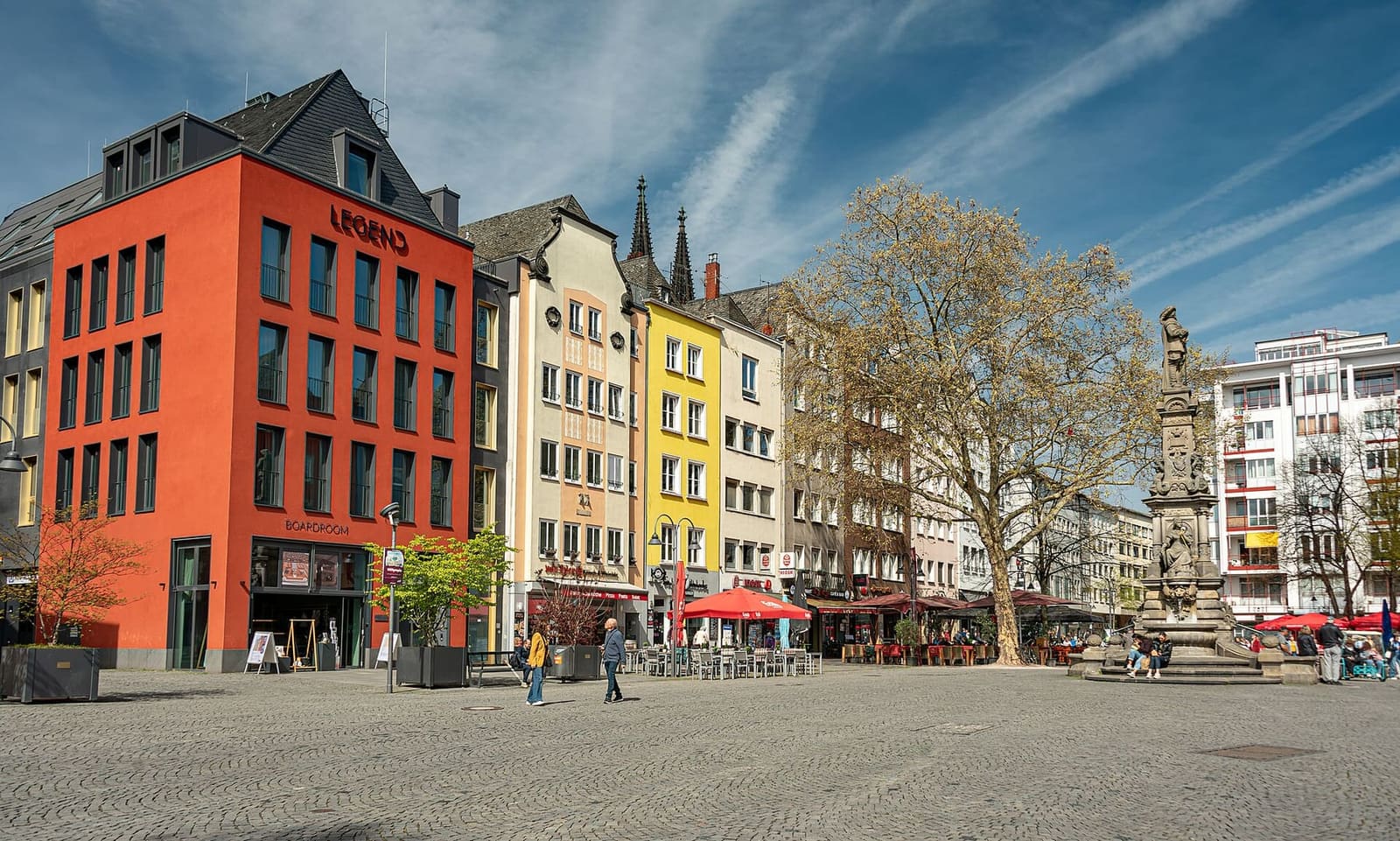 l'Alter Markt in primavera, con le case colorate e la fontana di Jan von Werth