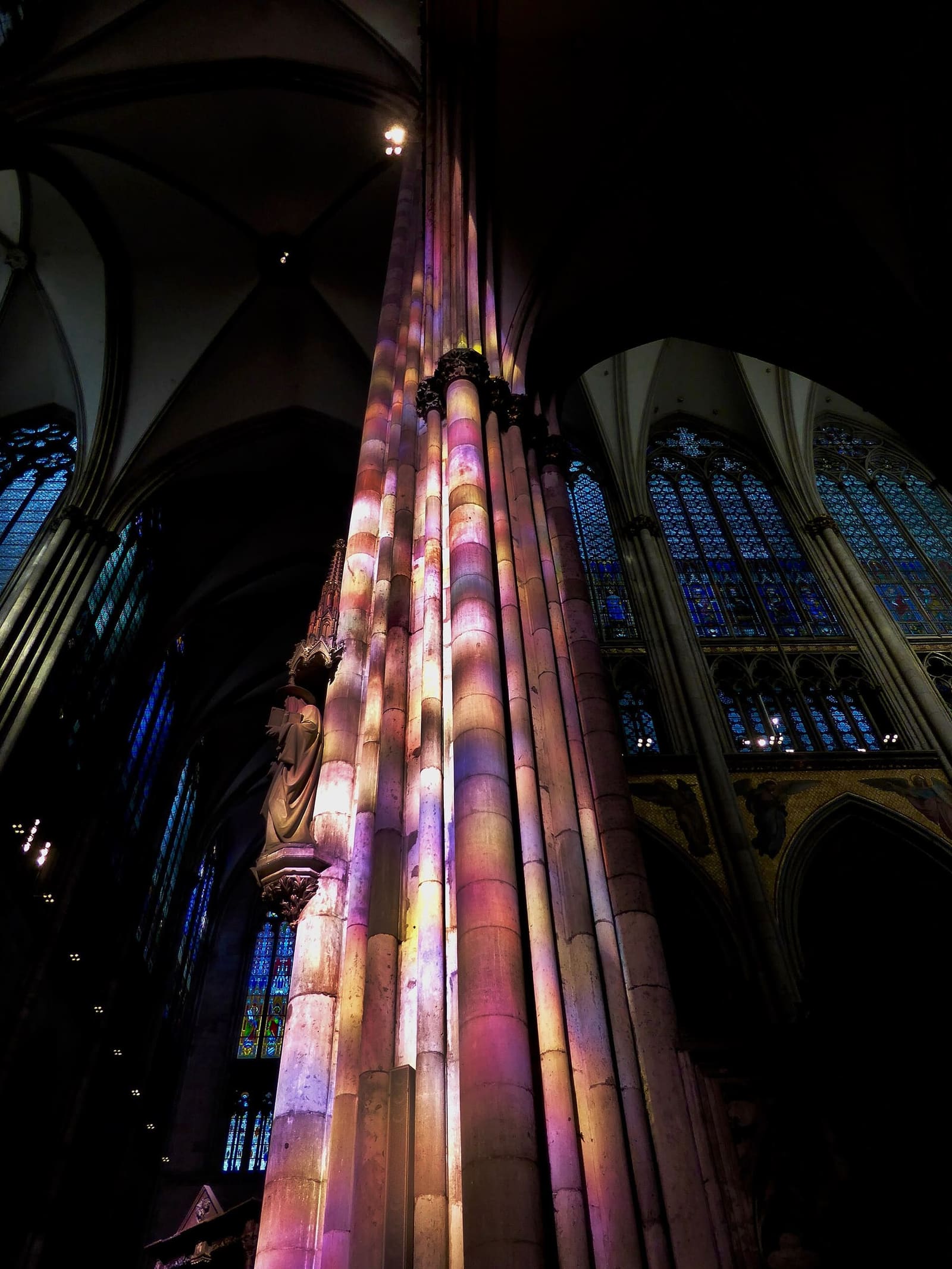 la luce colorata della vetrata di Gerhard Richter che si posa sui pilastri del Duomo