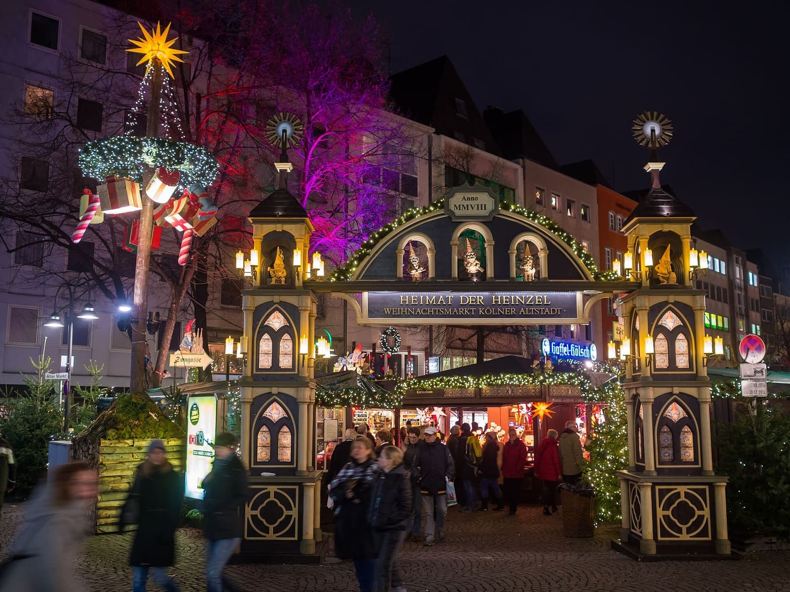 la porta illuminata del mercatino dei folletti sull'Alter Markt, la sera, quando si chiamava Heimat der Heinzel