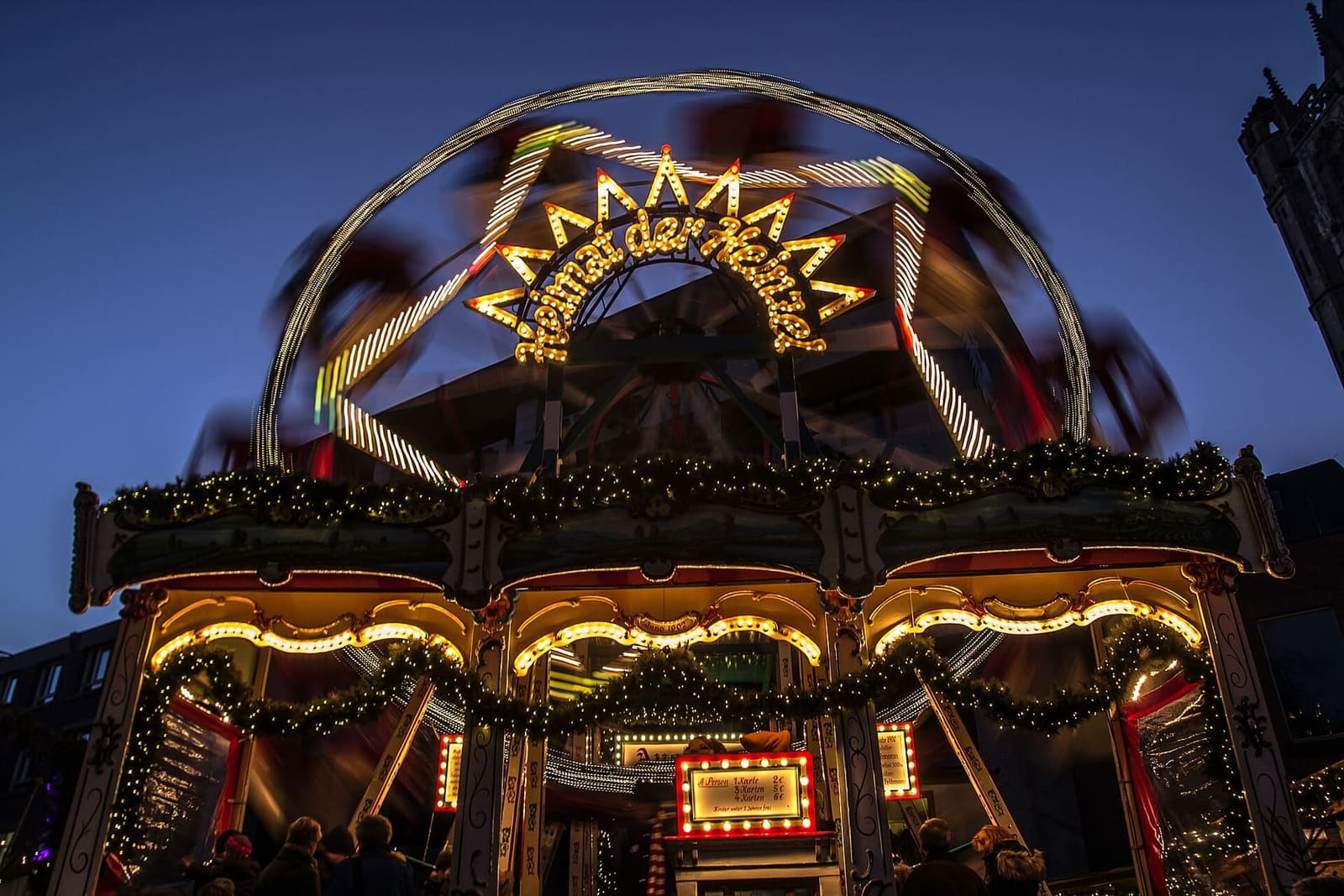 la ruota panoramica del mercatino di Natale sull'Alter Markt, illuminata in una sera di dicembre del 2013