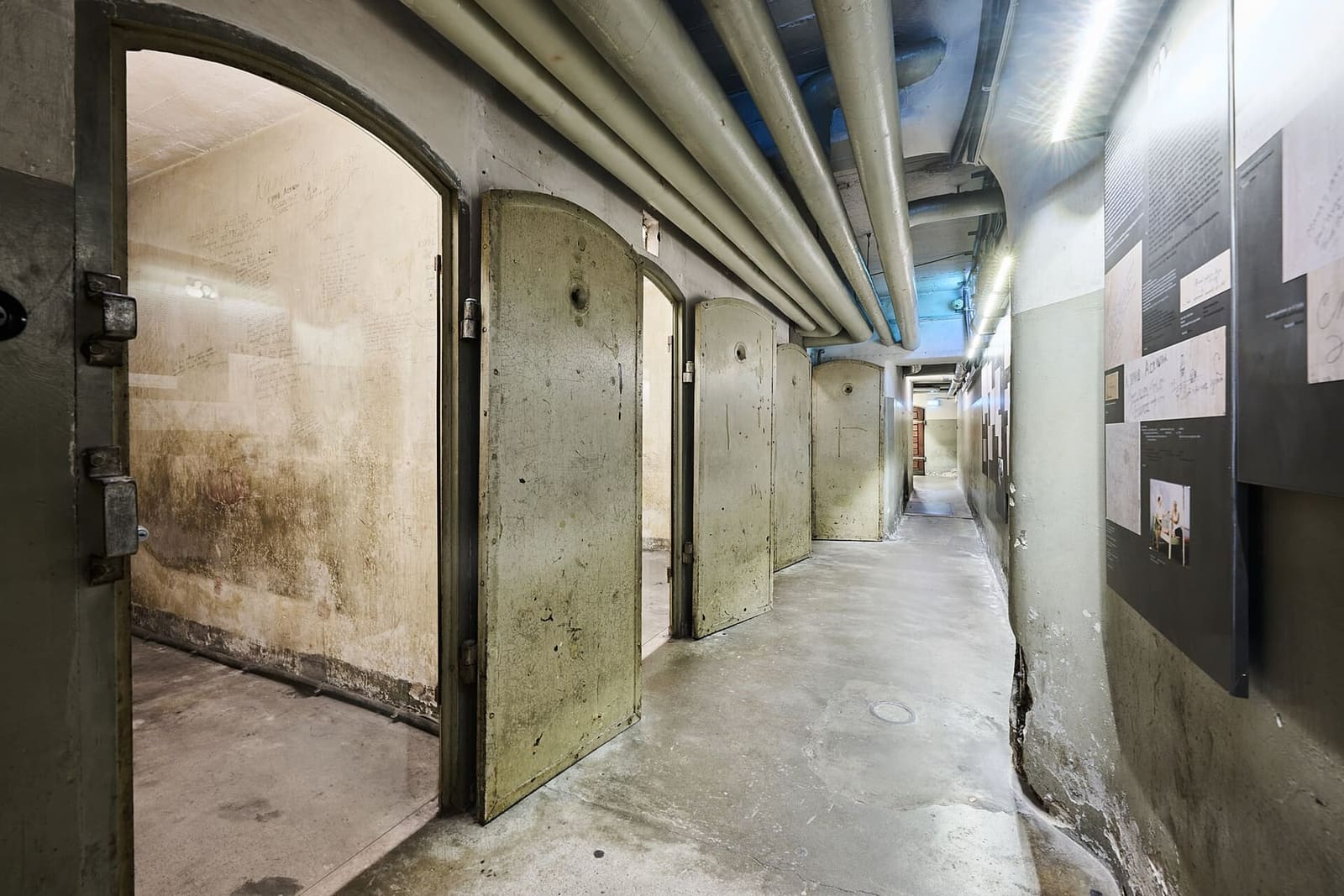 il corridoio delle celle della Gestapo nella cantina dell'EL-DE-Haus, oggi parte del percorso di visita