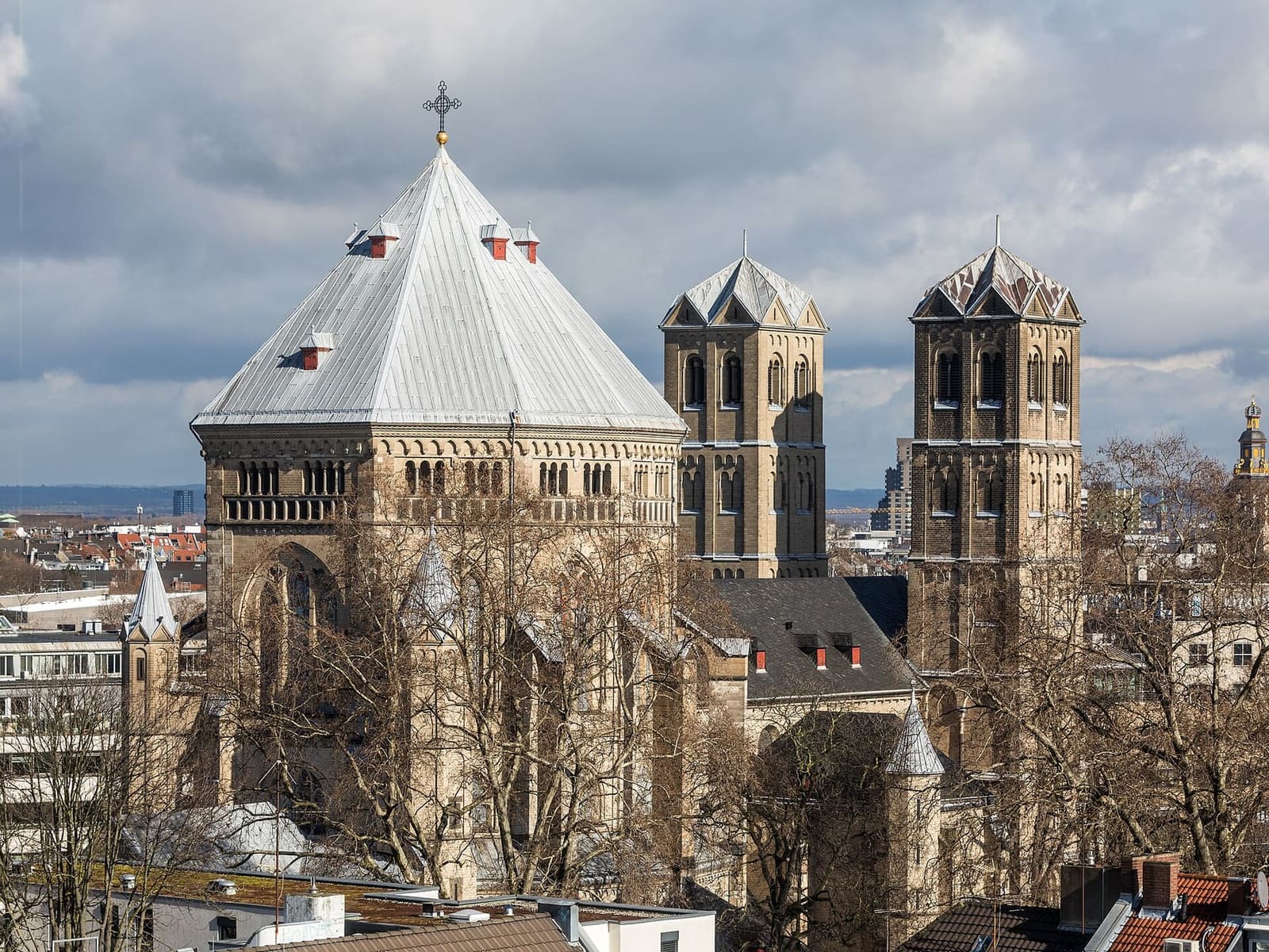 la basilica di St. Gereon con la cupola del decagono e i due campanili, vista dall'alto
