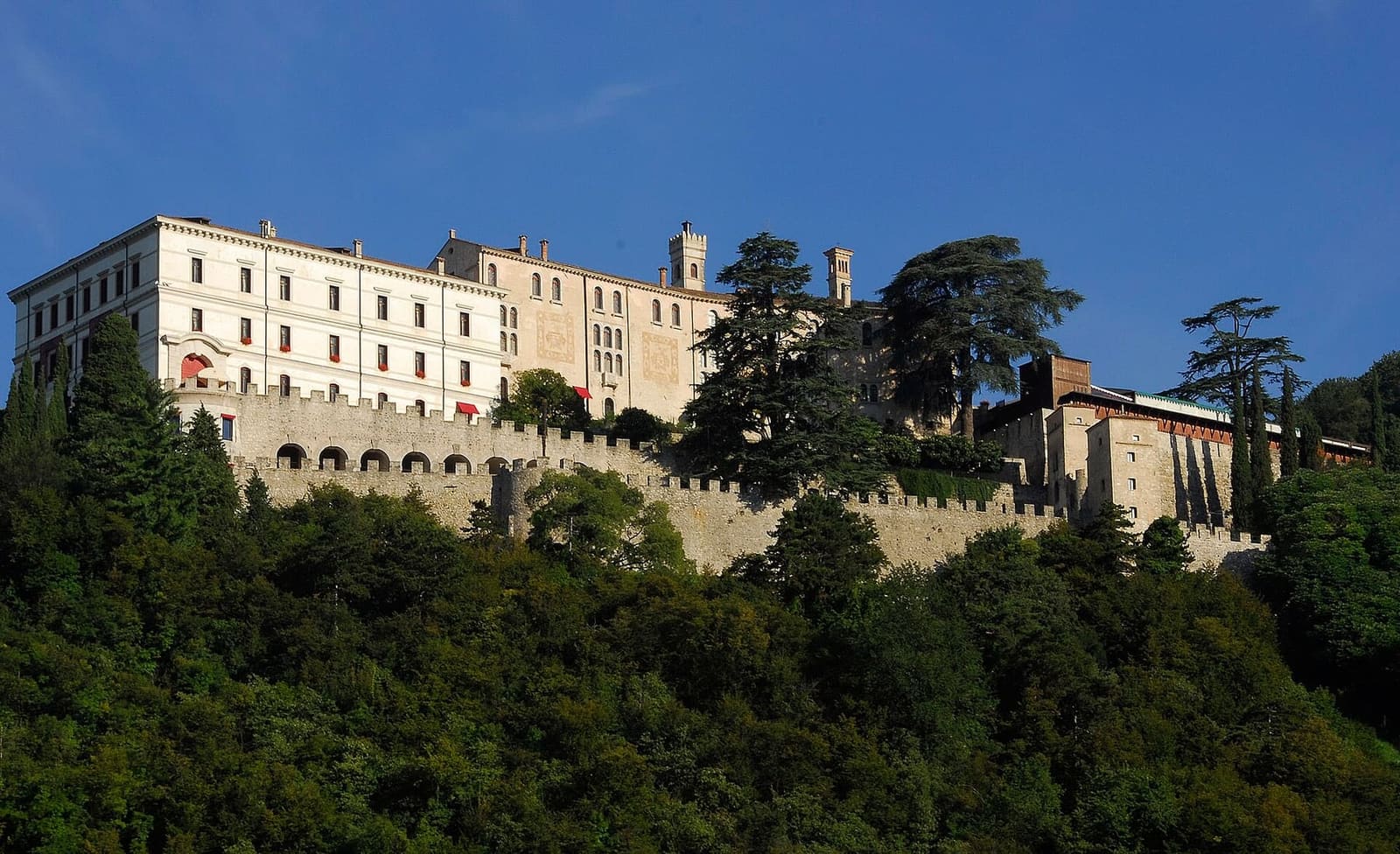 CastelBrando mit seinen Zinnenmauern auf dem Hügel über Cison di Valmarino