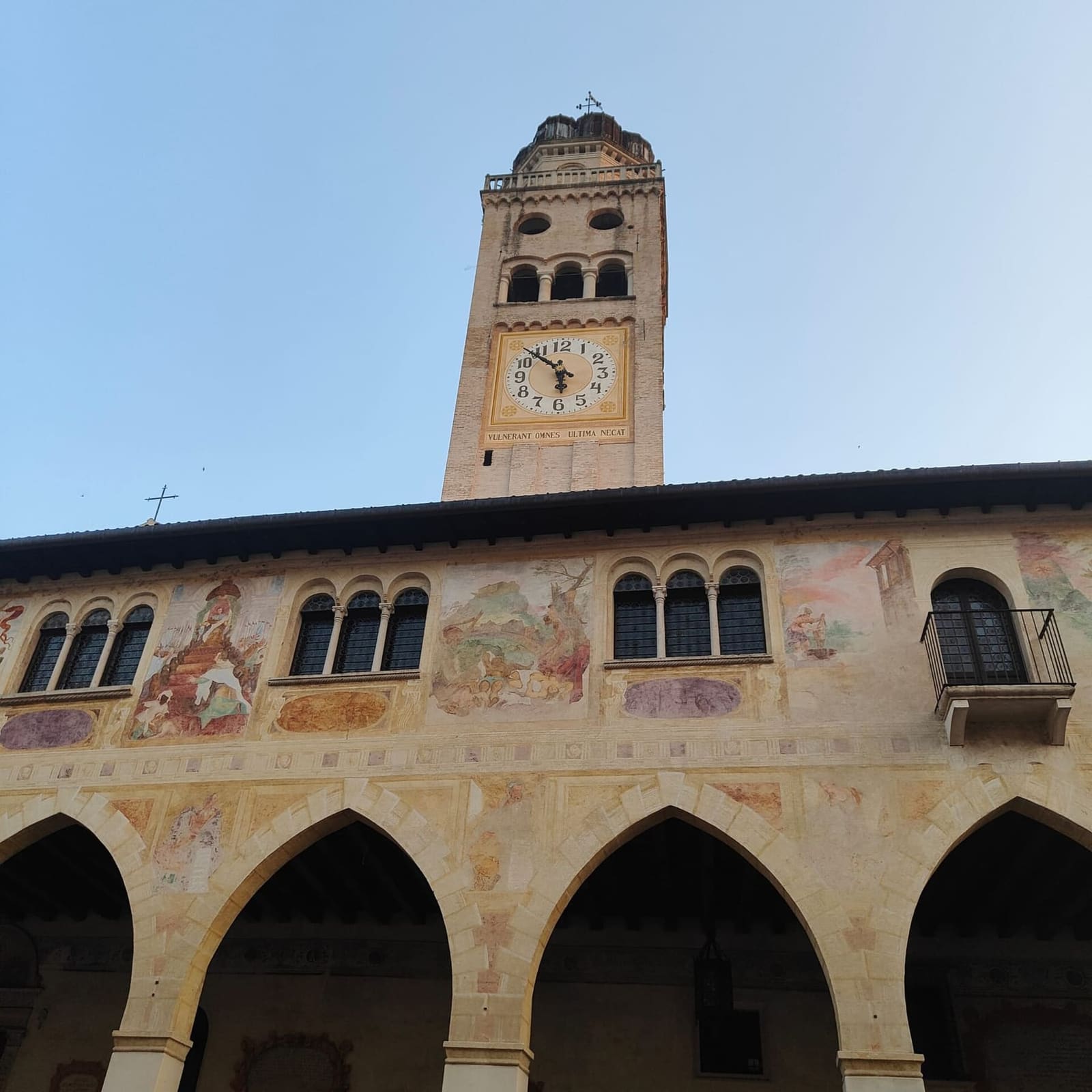 die Fresken aus dem 16. Jahrhundert an der Fassade der Battuti und der Glockenturm des Doms