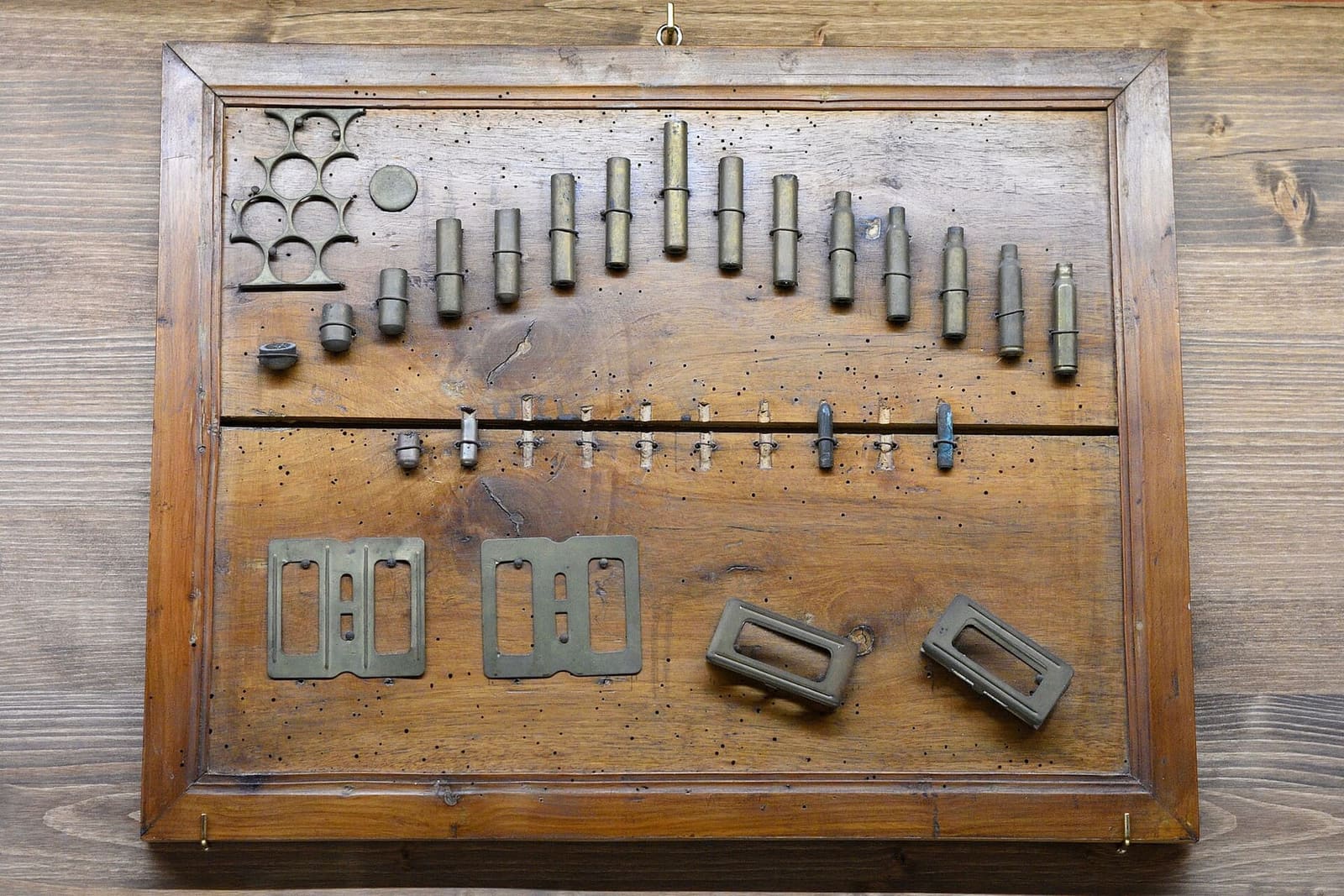die Patronenhülsen eines Fertigungsablaufs, im Museo della Battaglia von Vittorio Veneto ausgestellt