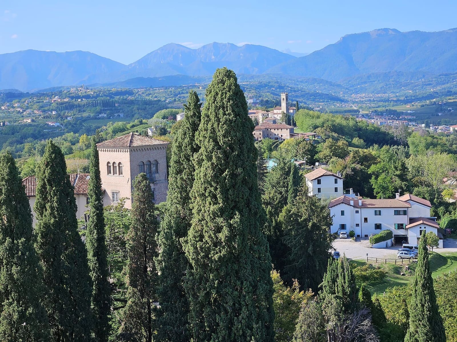 Villen und Zypressen auf dem Burghügel, mit den Voralpen um Treviso im Hintergrund