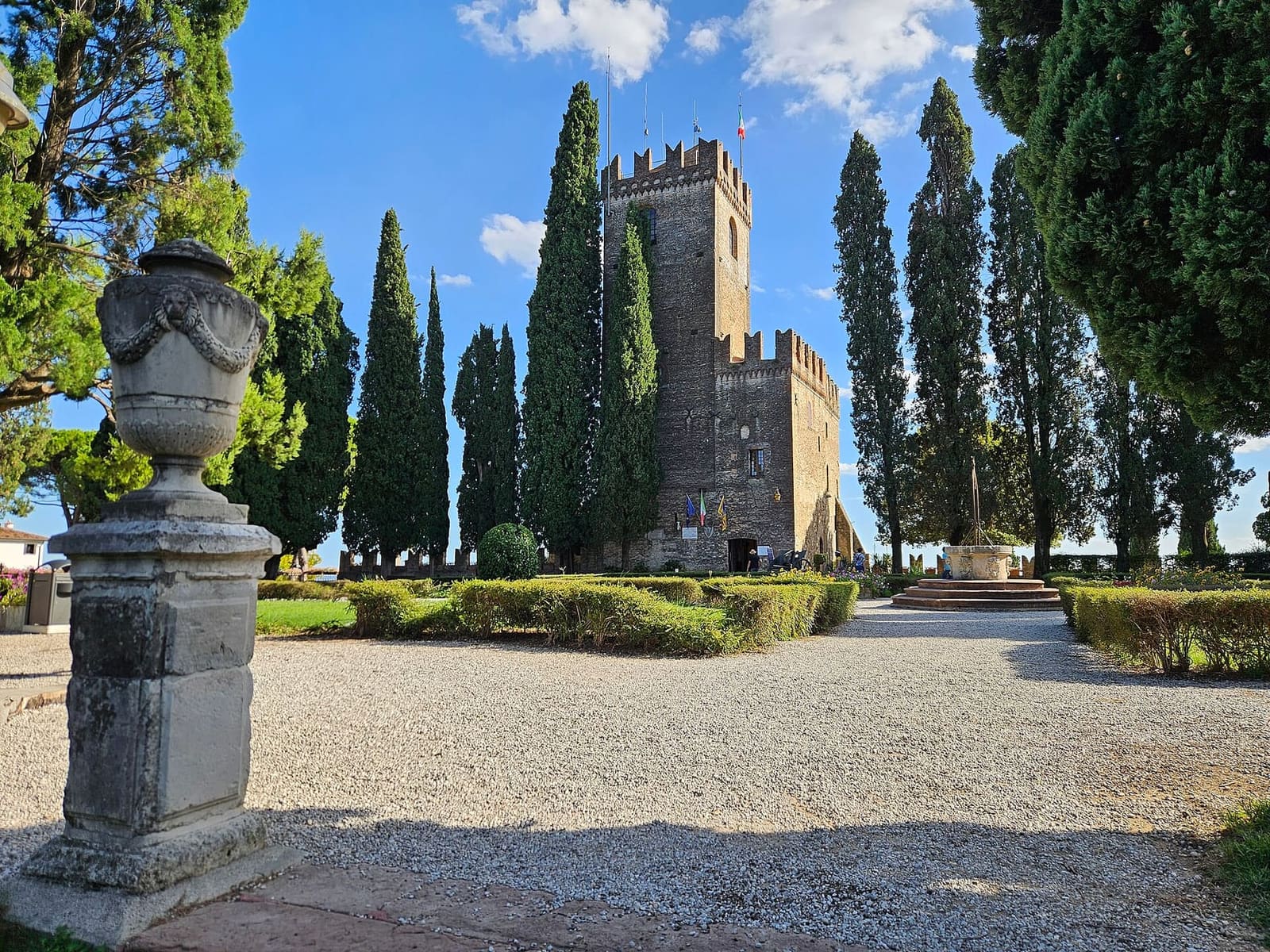 die Burg von Conegliano mit dem Turm des Museo civico zwischen den Zypressen des Gartens
