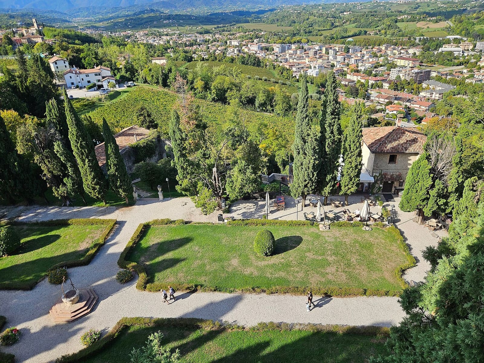 der Garten der Burg vom Turm aus gesehen, mit der Neustadt und den Hügeln im Hintergrund