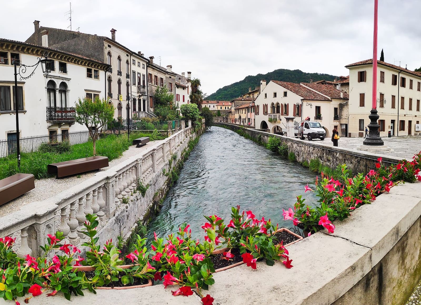 der Meschio zwischen den Häusern von Serravalle, mit den Blumen an der Balustrade, an einem Tag im Mai