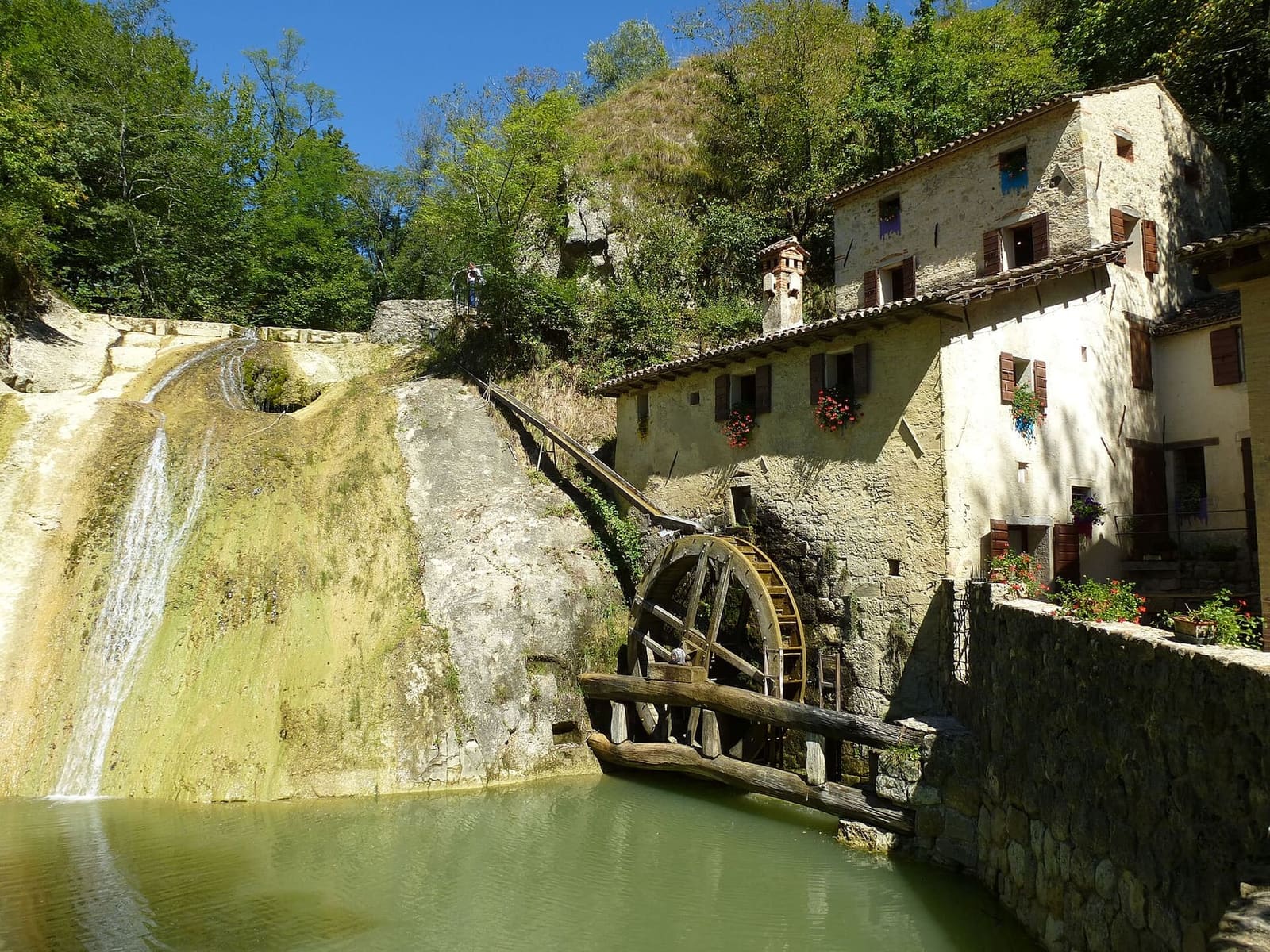 der Molinetto della Croda in Refrontolo, mit dem Rad und dem Wasserfall des Lierza
