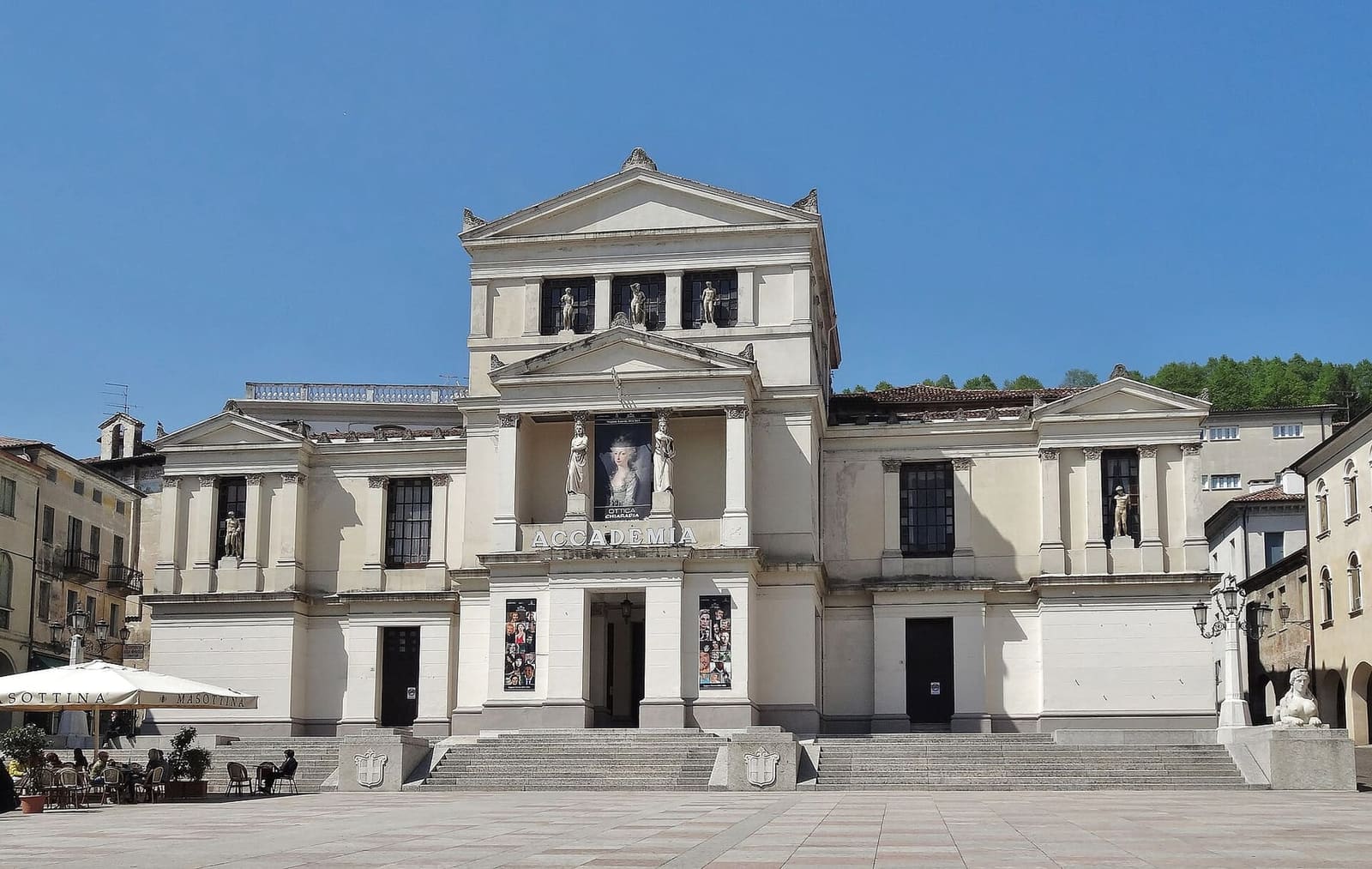 das Teatro Accademia an der piazza Cima, dem großen Platz der Stadt
