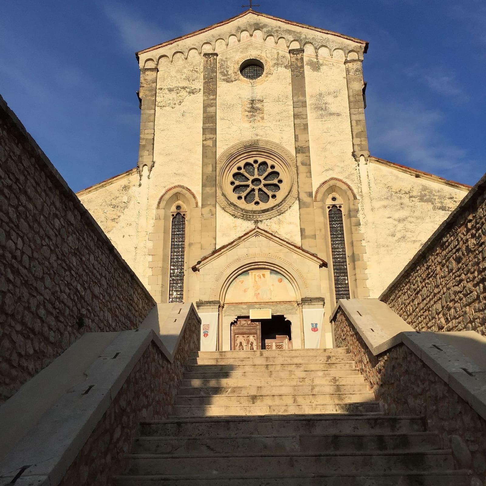 die Fassade der Basilika Santa Maria di Follina oben auf der Freitreppe