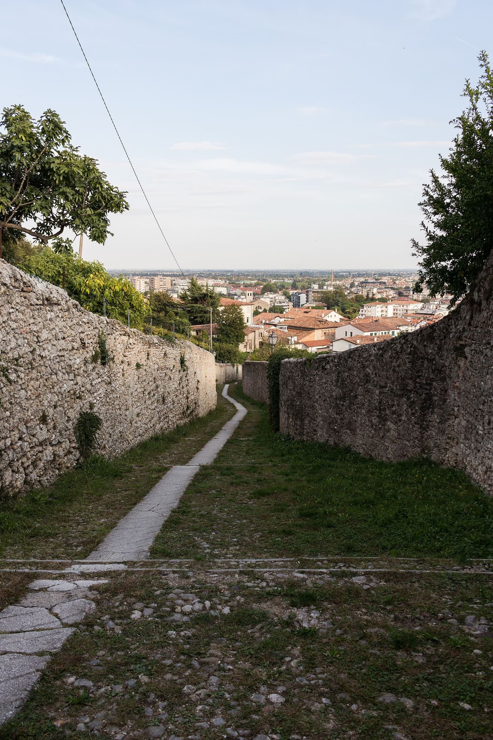 die Gasse der Madonna della Neve, die zwischen den Mauern von der Burg hinunterführt, mit der Stadt im Hintergrund