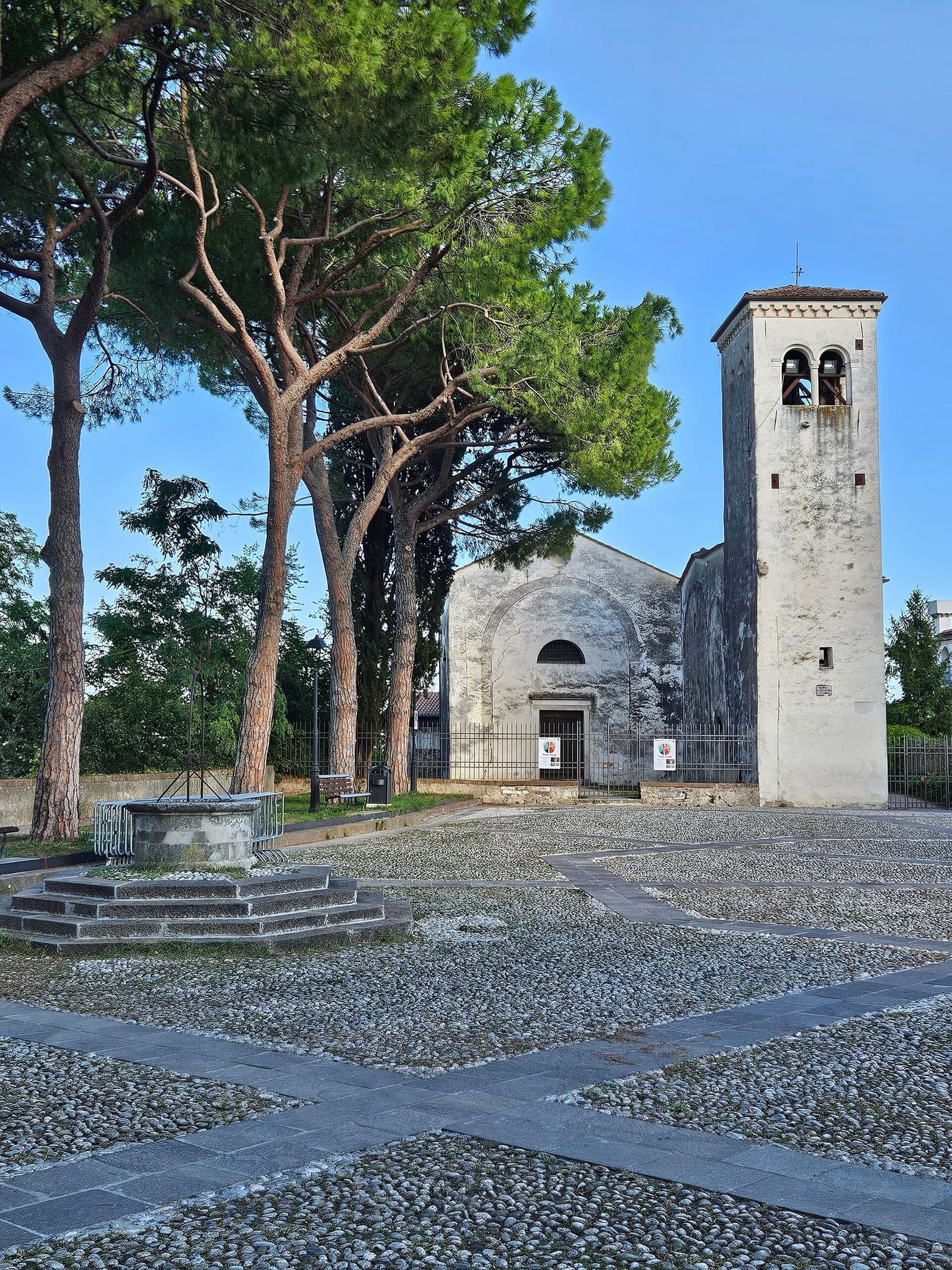 das Kirchlein Sant'Orsola und sein Glockenturm auf dem Vorplatz der Burg