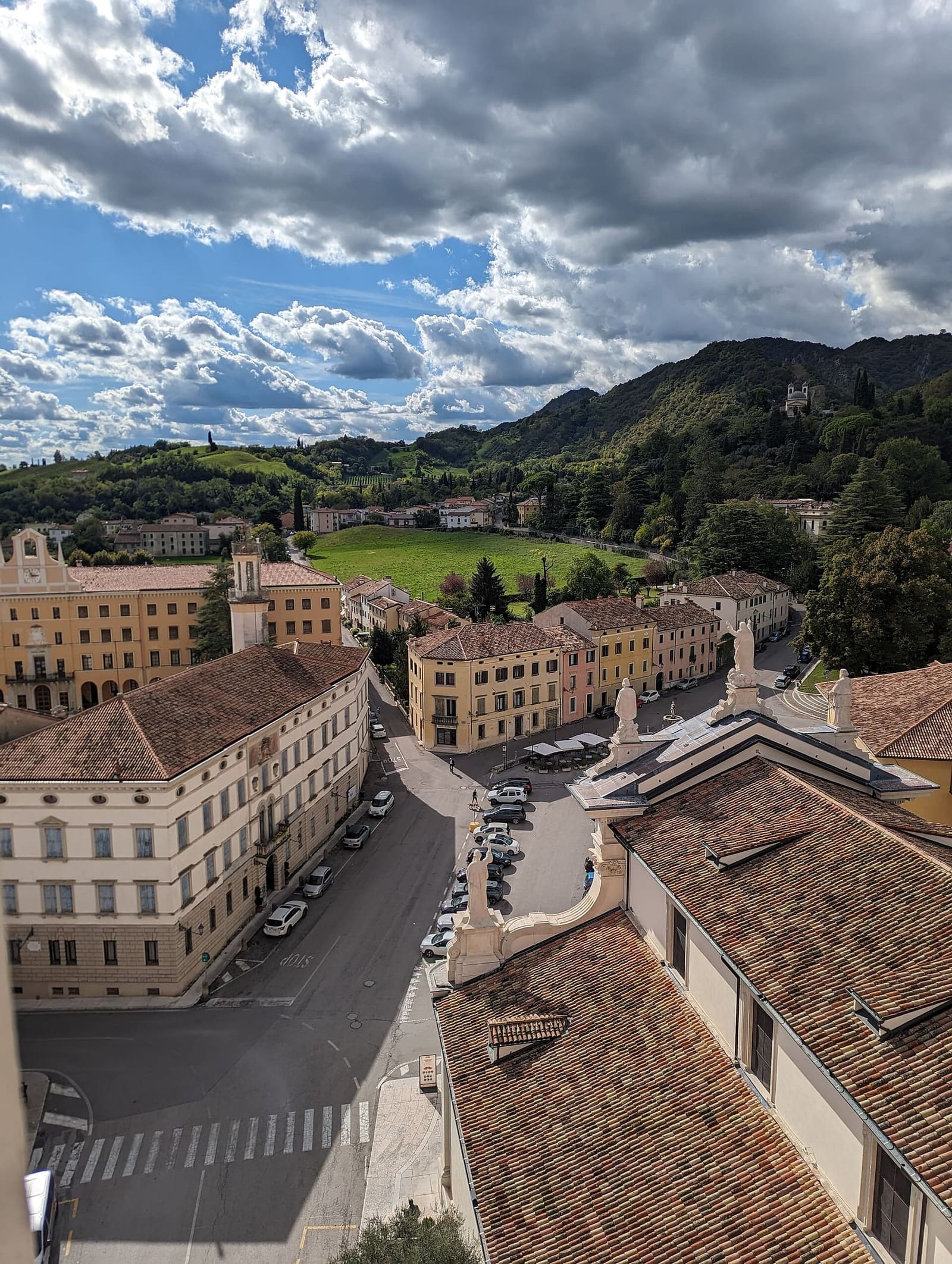 der Platz von Ceneda, in Vittorio Veneto, vom Glockenturm des Doms aus gesehen