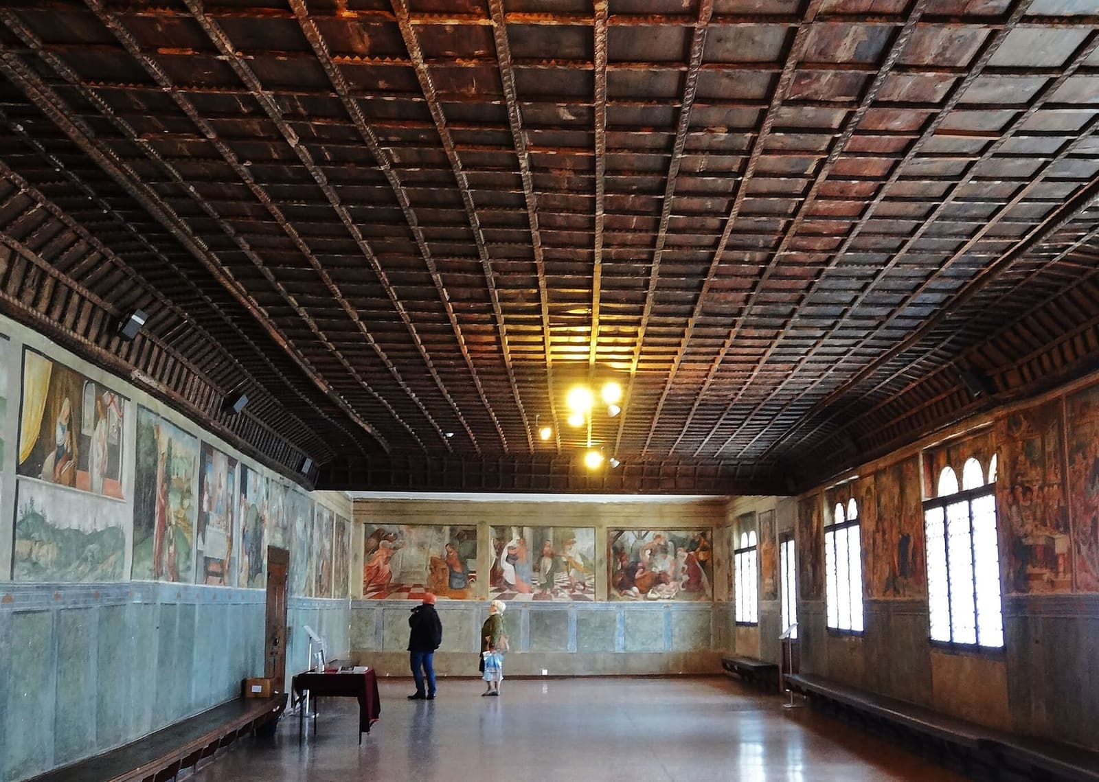 die Sala dei Battuti, über dem Dom, mit den freskierten Wänden und der Kassettendecke