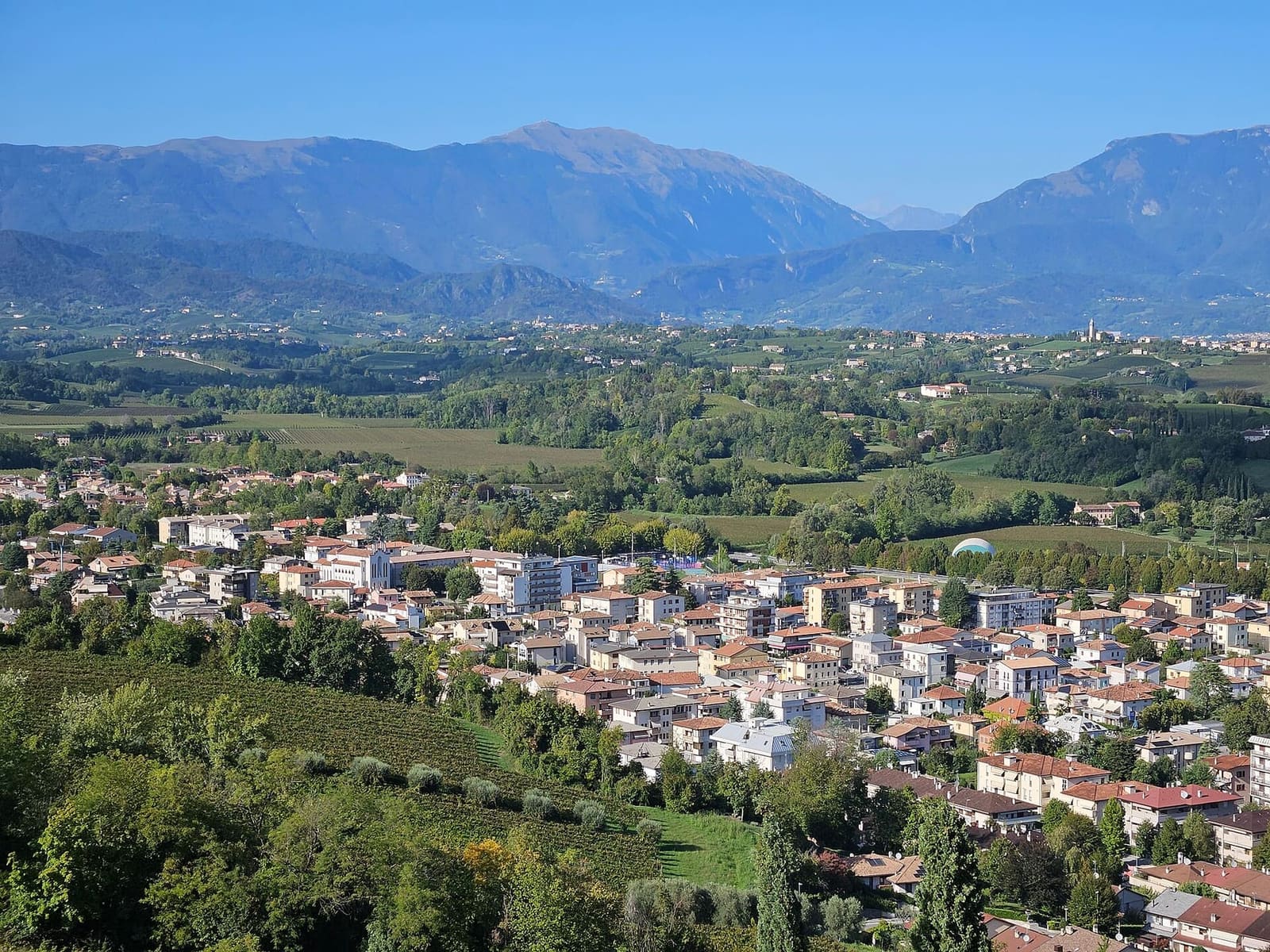 die Hügel mit den Weinbergen und die Voralpen, von der Burg von Conegliano aus gesehen, Ende September