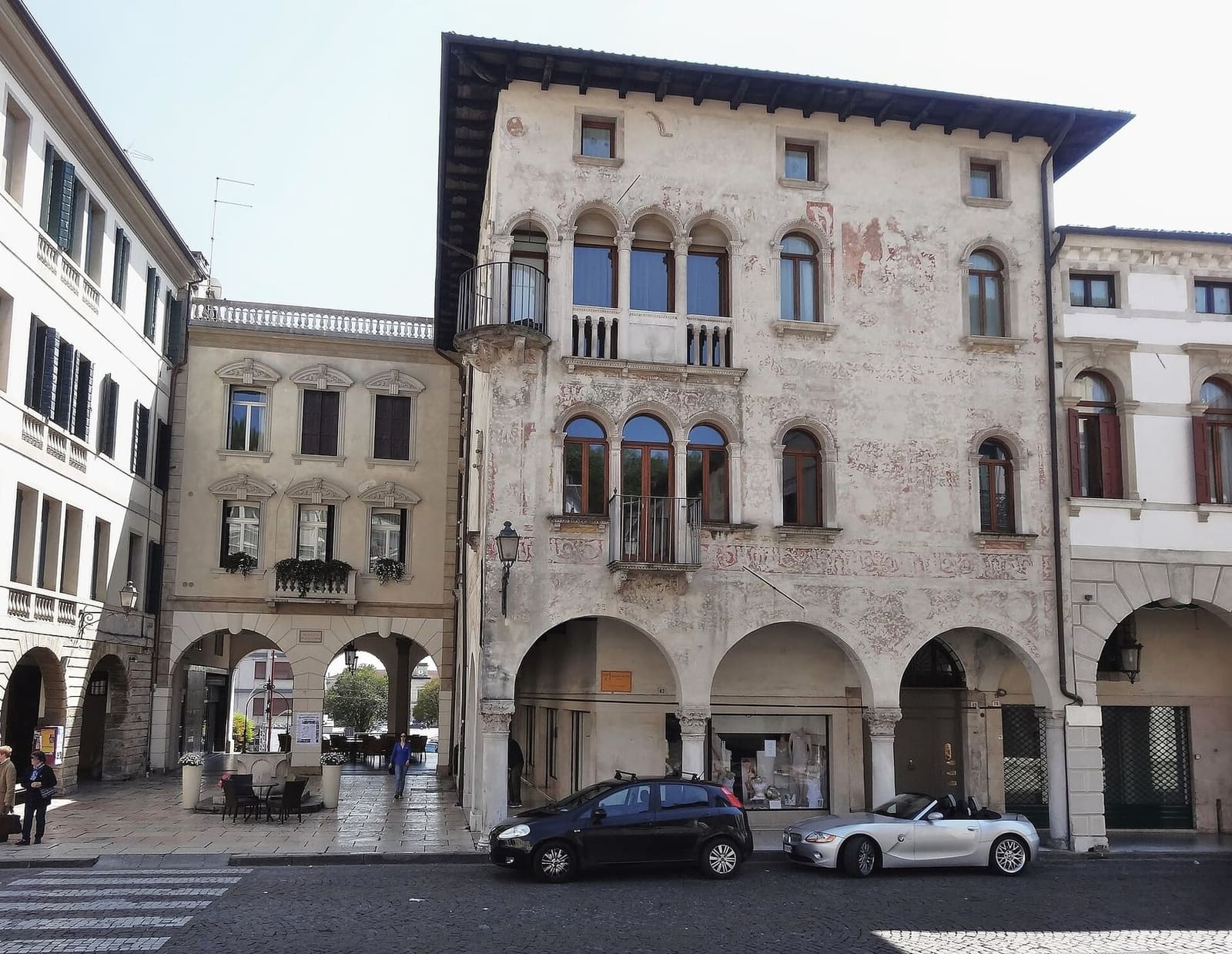 die freskierte Fassade des Palazzo Piutti an der Contrada Granda