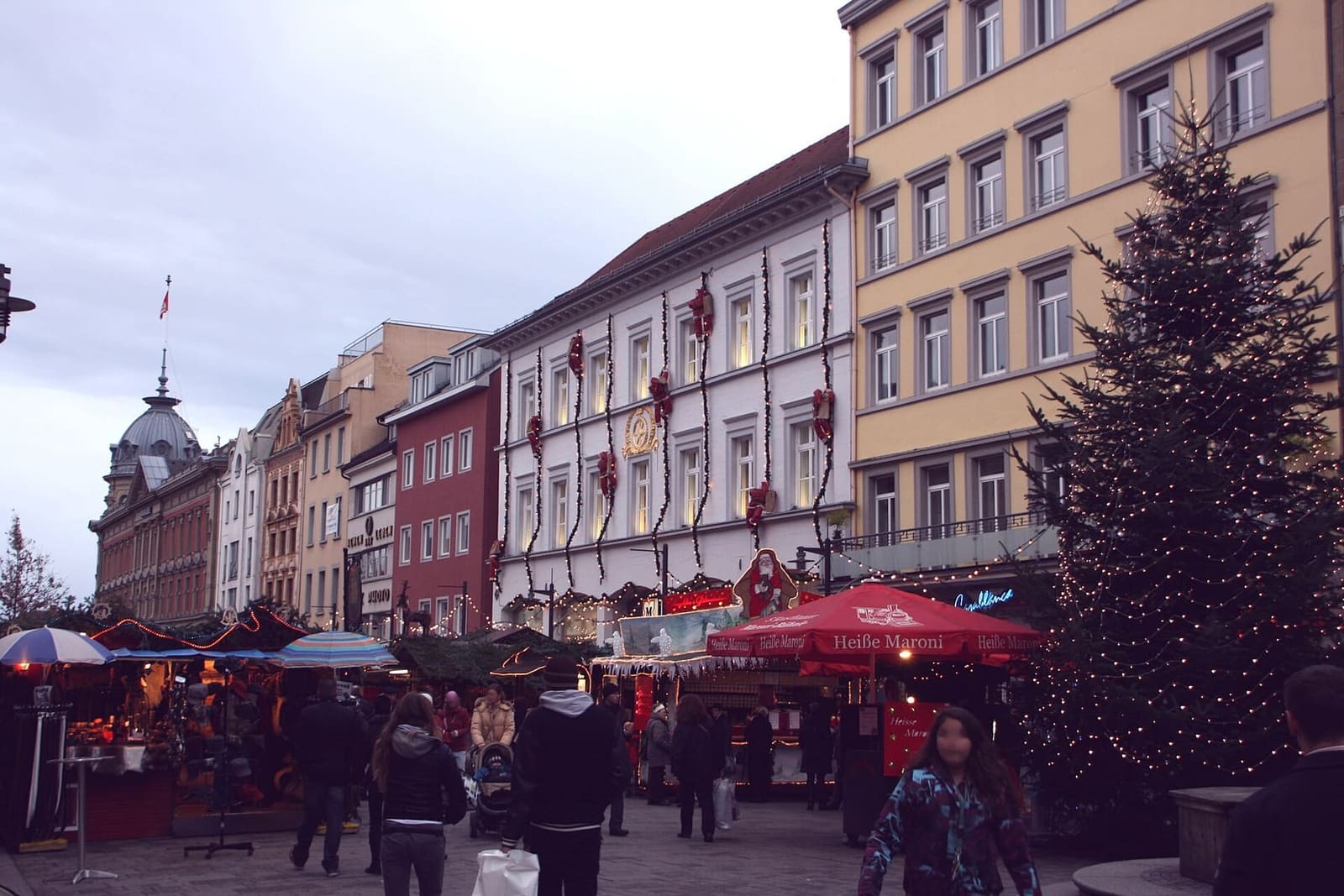 il mercatino di Natale sulla Marktstätte, con l'albero e le facciate decorate