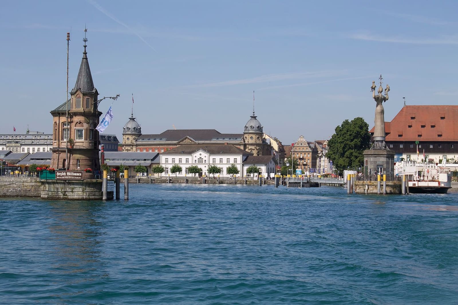 il porto di Costanza visto dal lago, con l'Imperia sul molo e il Konzil a destra