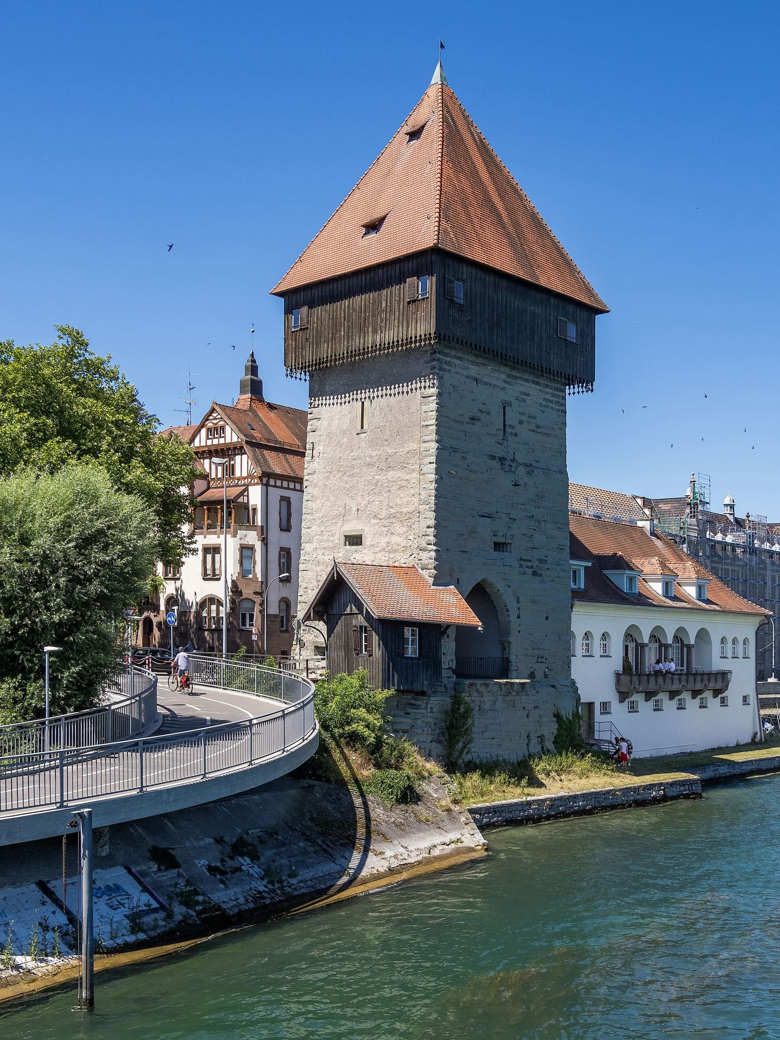 il Rheintor sul Reno, con la passeggiata lungo il fiume