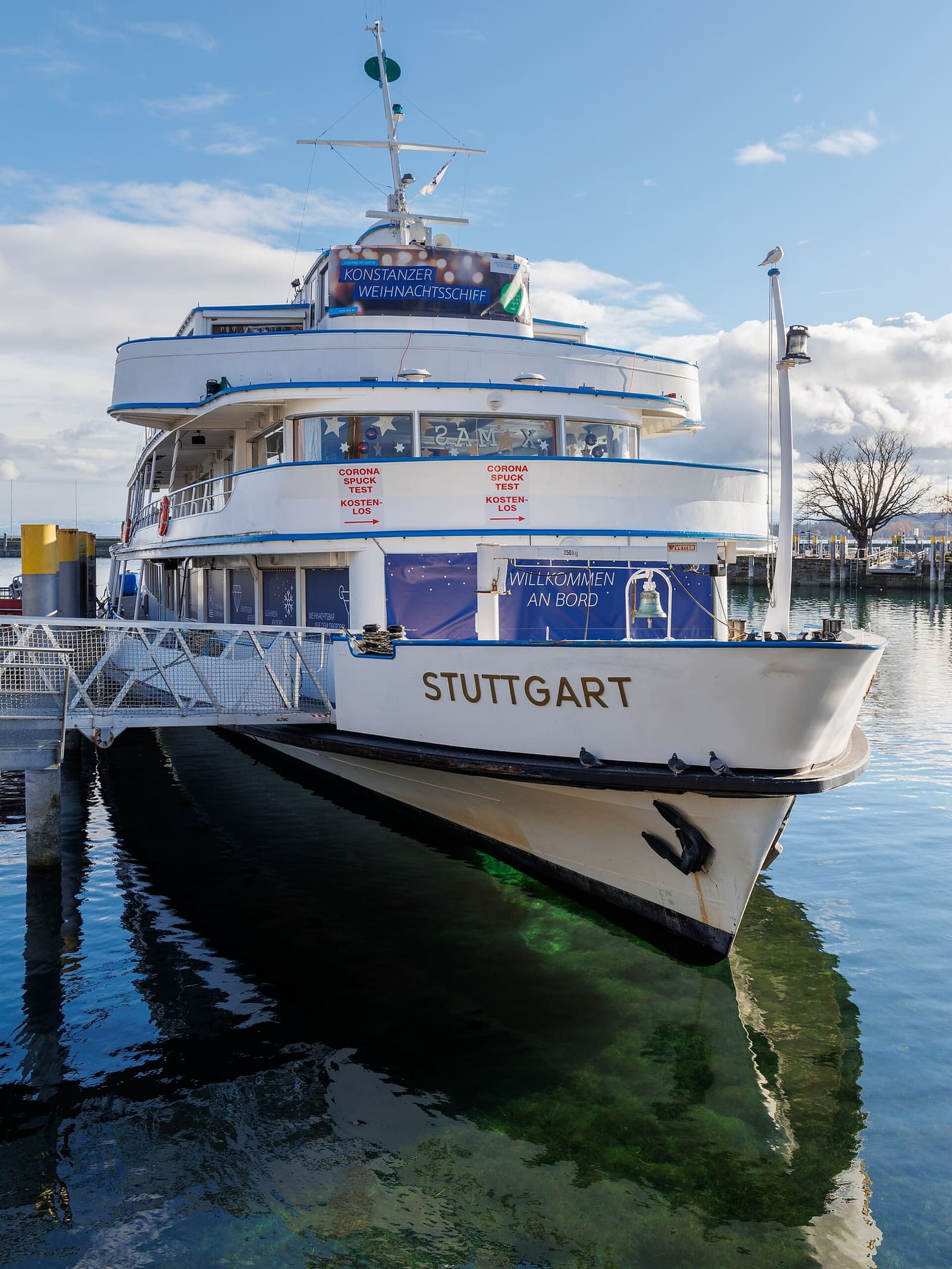 la nave Stuttgart ormeggiata nel porto come Weihnachtsschiff, la nave di Natale, nel dicembre 2021