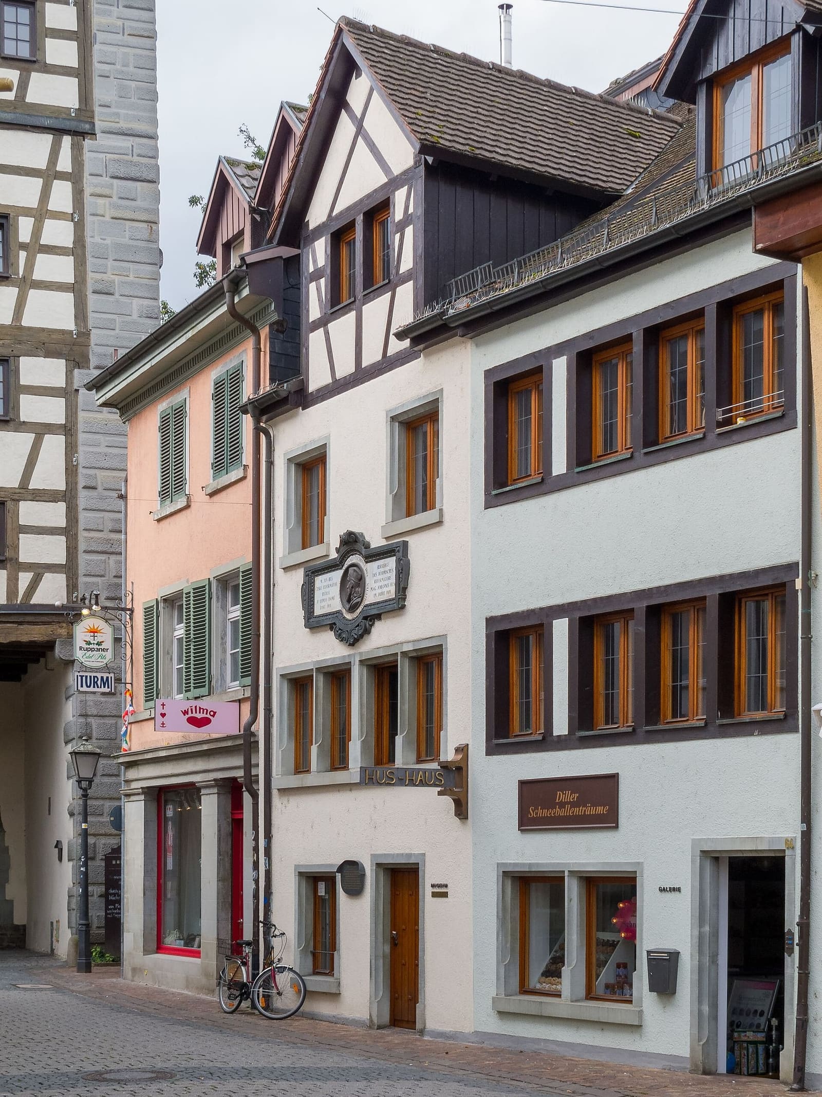 la casa di Hus in Hussenstraße, con la lapide del riformatore sulla facciata