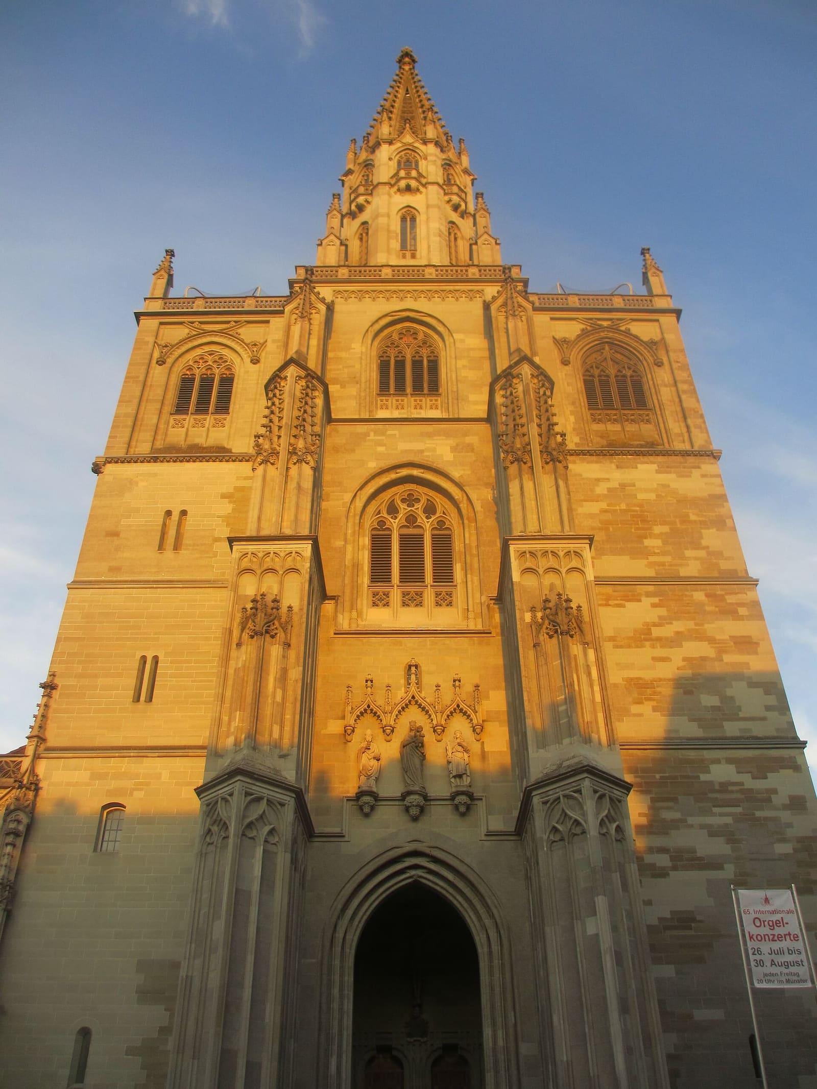 la facciata e la torre del Münster nel sole della sera