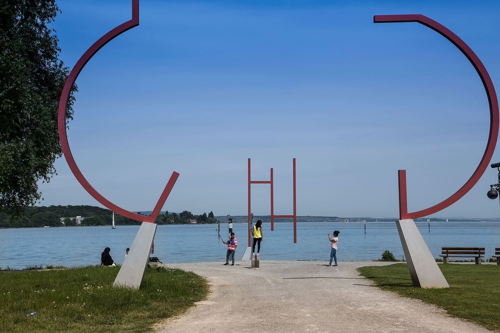 due sculture della Kunstgrenze sul confine, a Klein Venedig, con il lago dietro