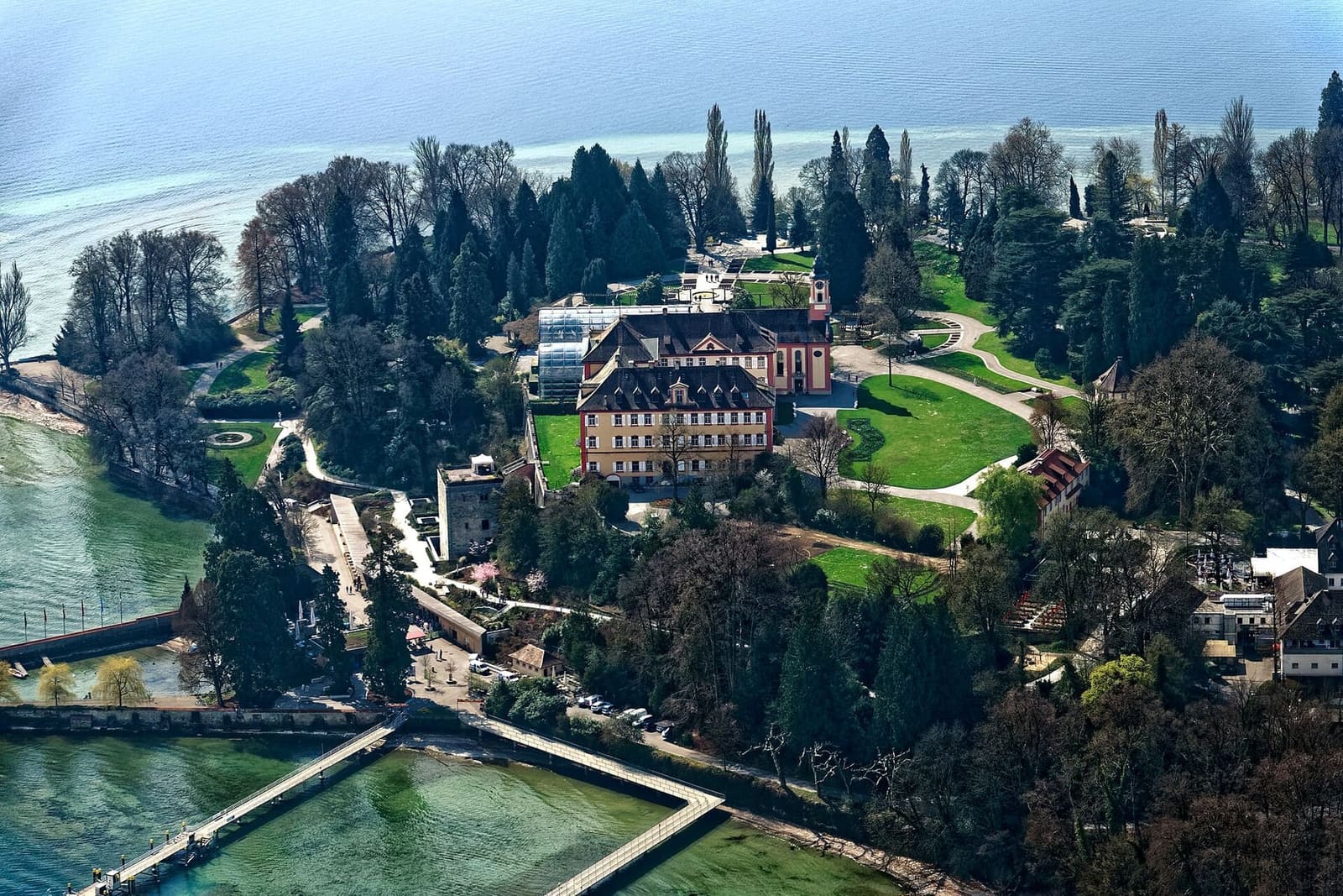 l'isola di Mainau vista dal dirigibile, con il castello, la chiesa e il ponte