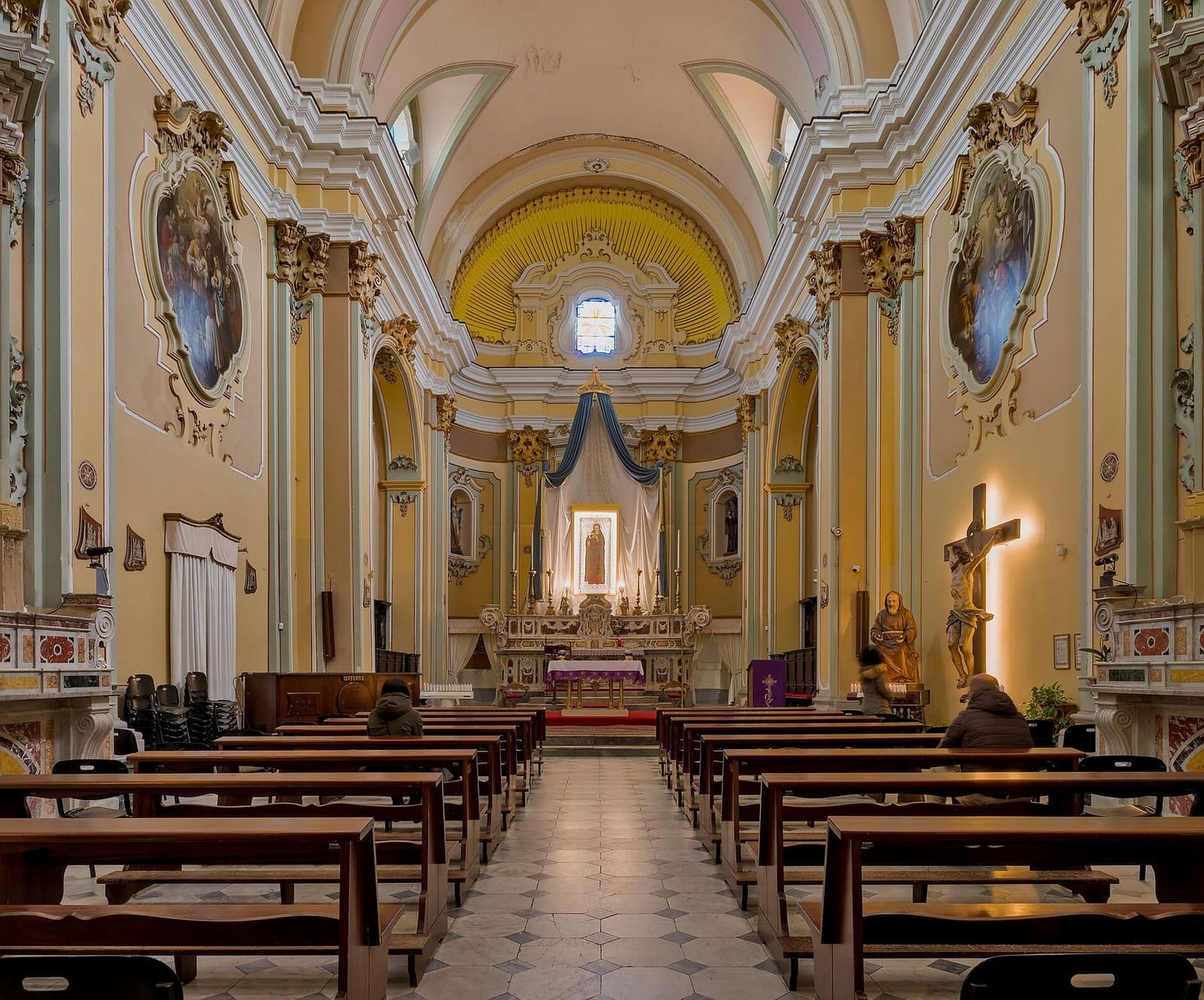 la navata dell'Immacolata, con l'altare maggiore in fondo