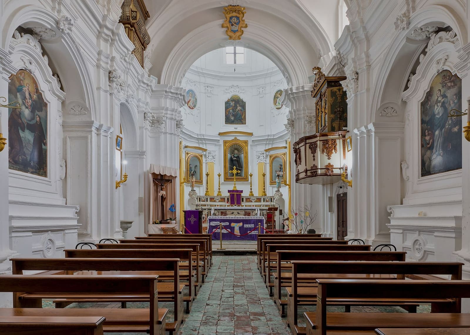 la navata bianca di Santa Chiara, la chiesa delle clarisse