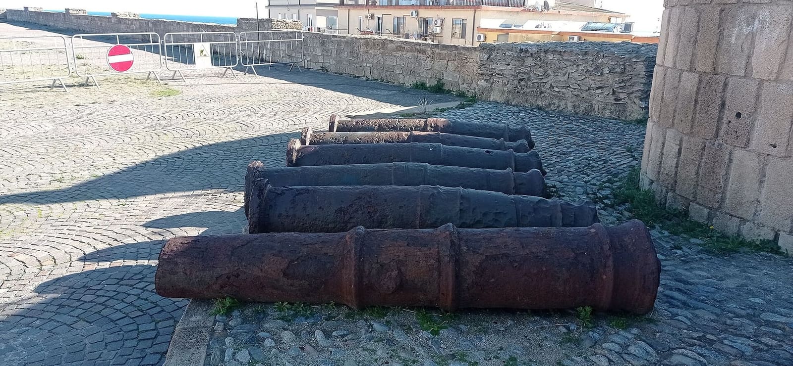 i cannoni del Cinquecento accanto alla Torre Comandante, dentro il castello