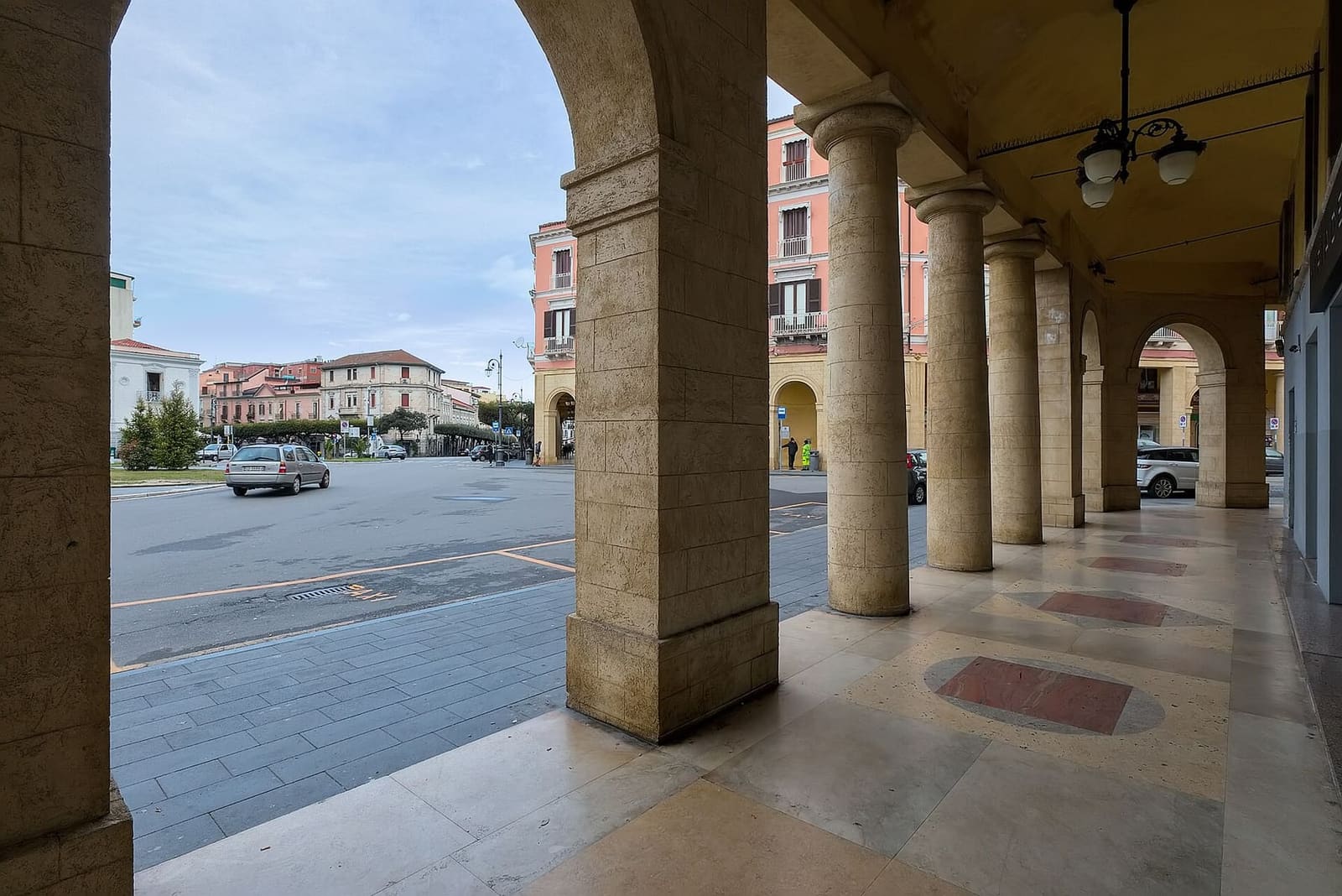 sotto i portici di piazza Pitagora