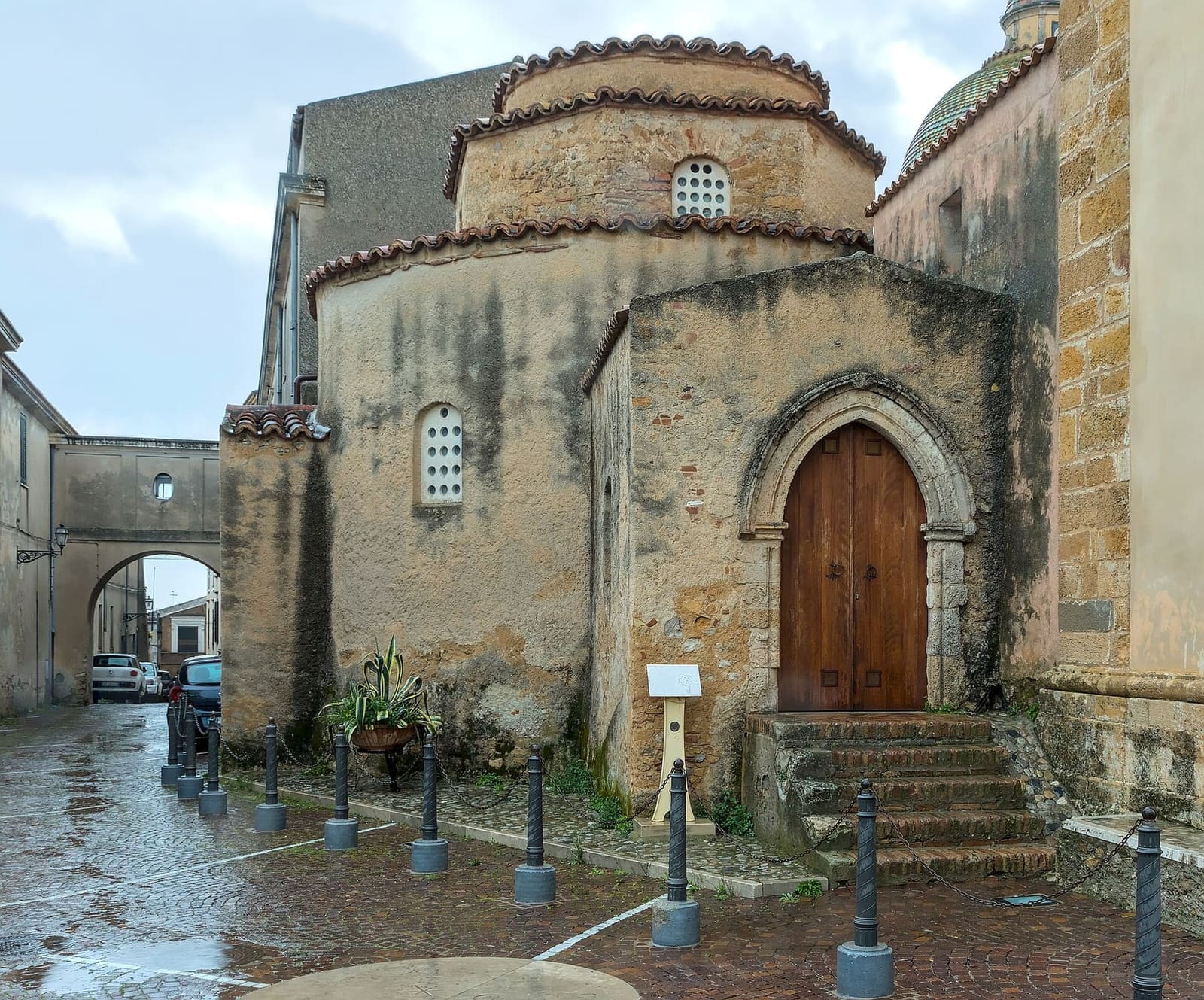 il battistero bizantino di Santa Severina, attaccato alla cattedrale