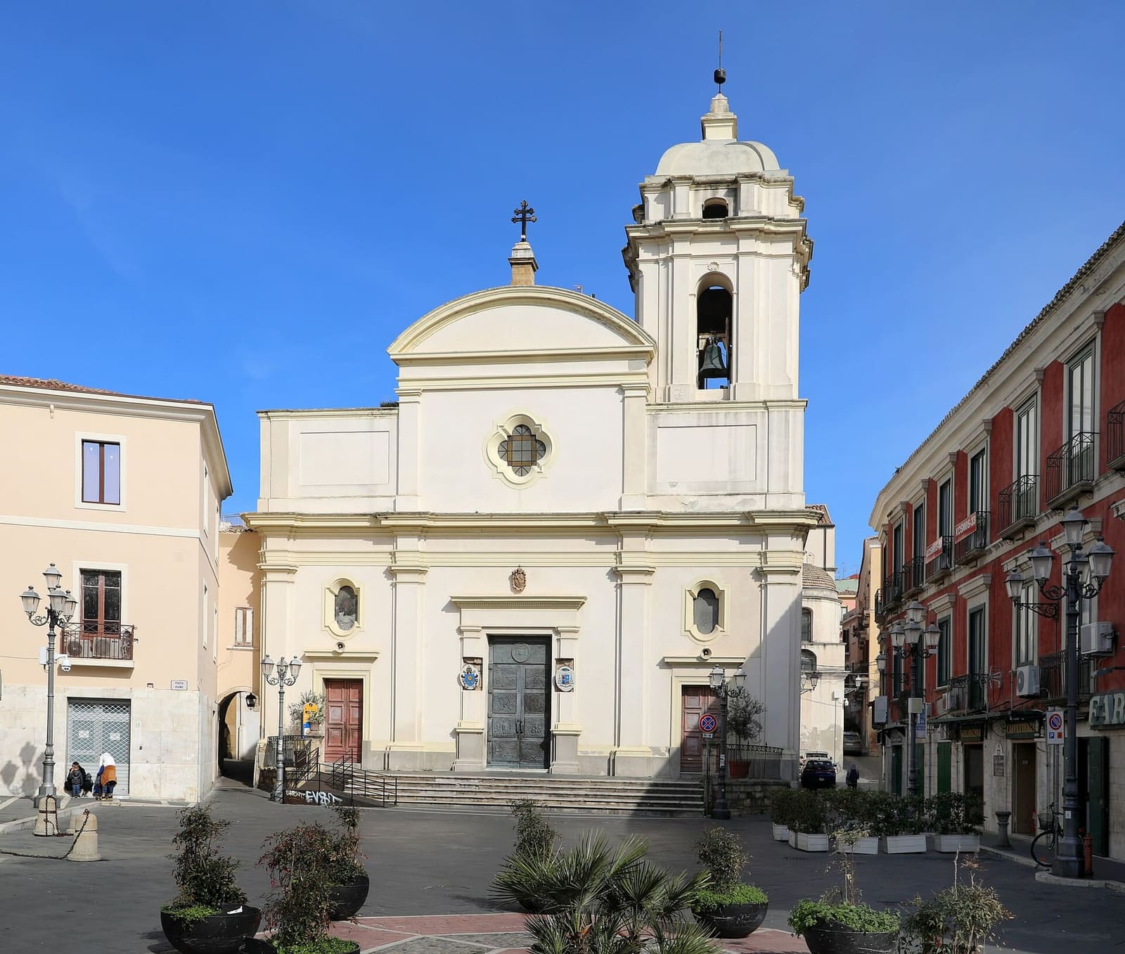 la facciata del Duomo, su piazza Duomo